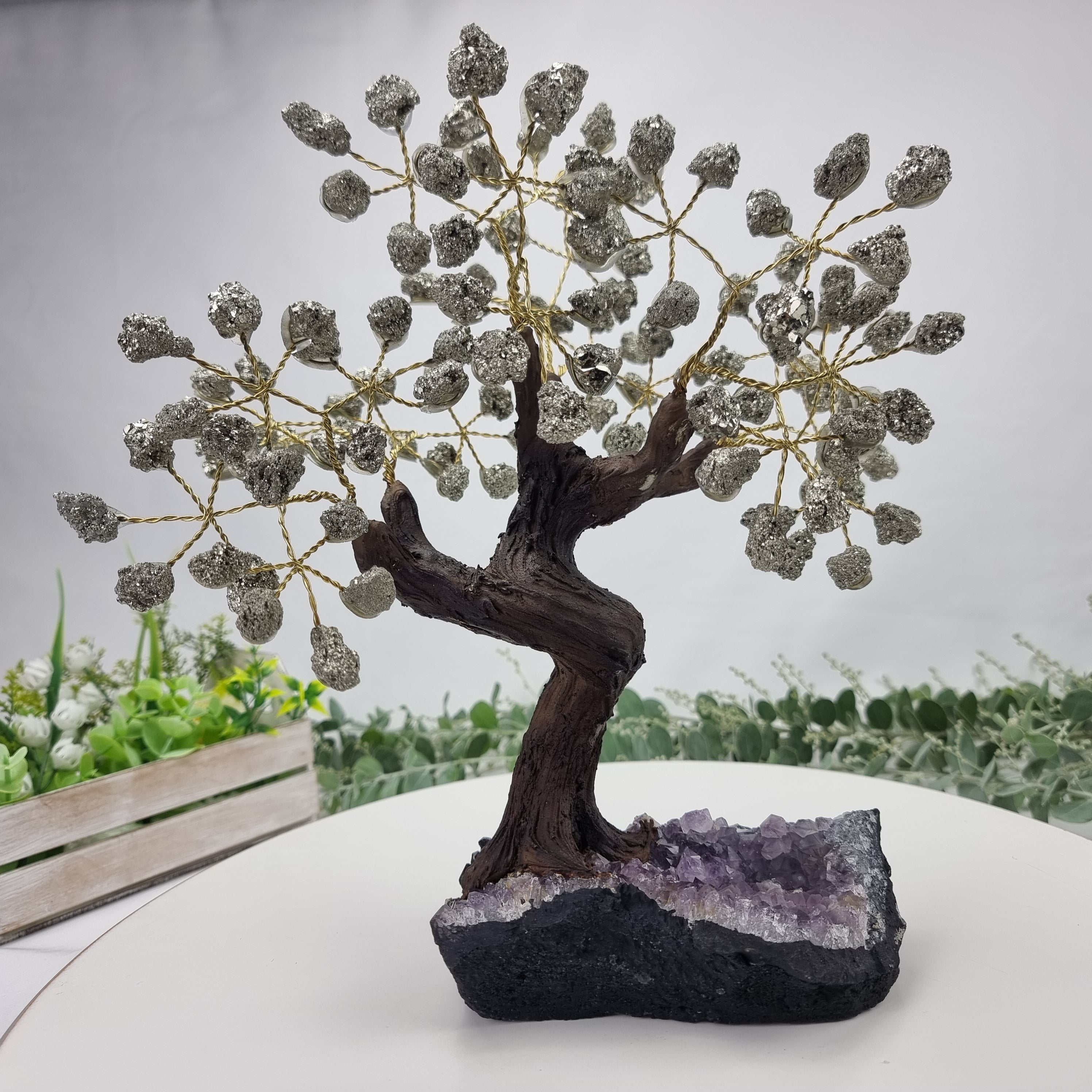 Árbol de piedras preciosas hecho a mano de amatista de 7 pulgadas de alto sobre una base de racimo de cristal, modelo de 60 gemas en total