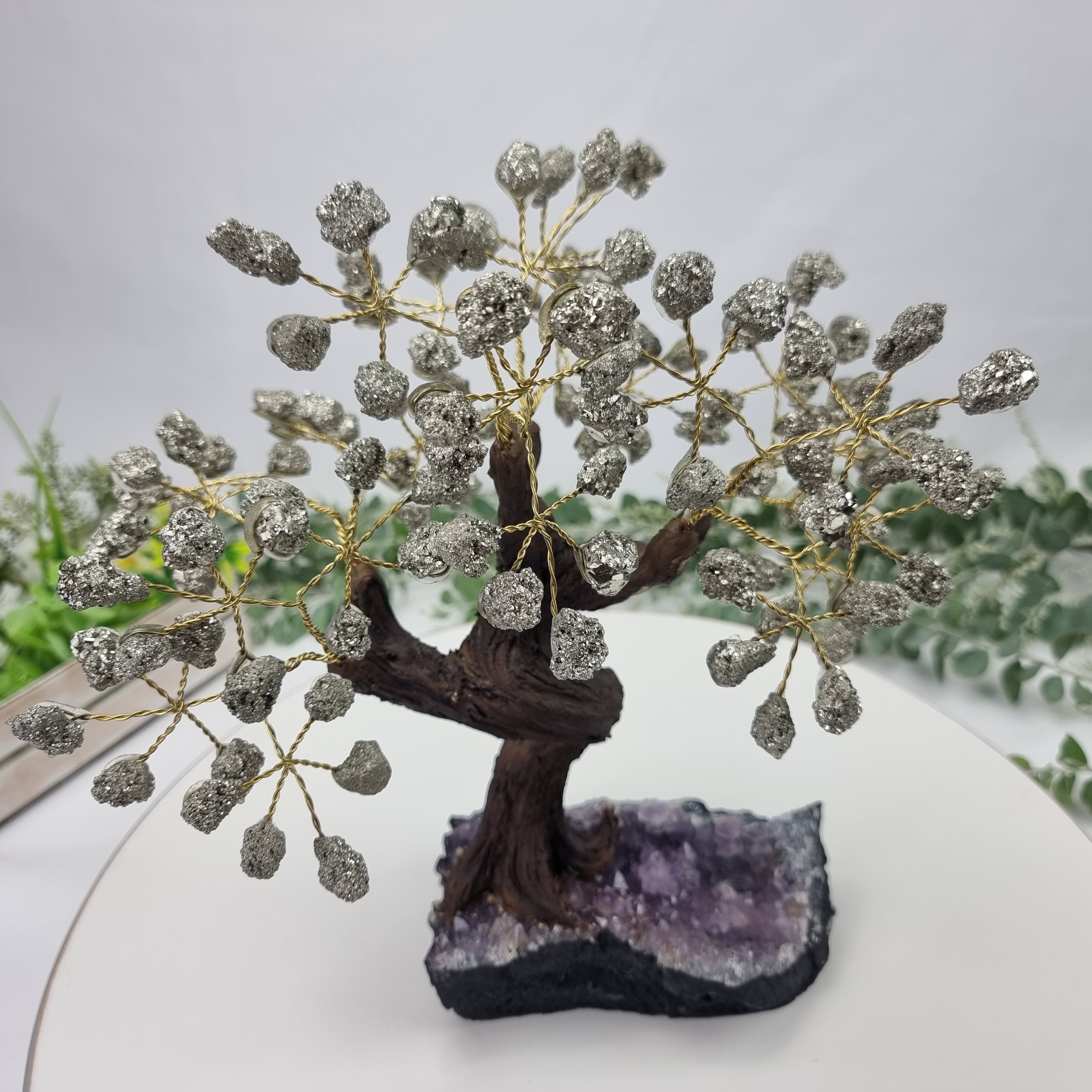 Árbol de piedras preciosas hecho a mano de amatista de 7 pulgadas de alto sobre una base de racimo de cristal, modelo de 60 gemas en total