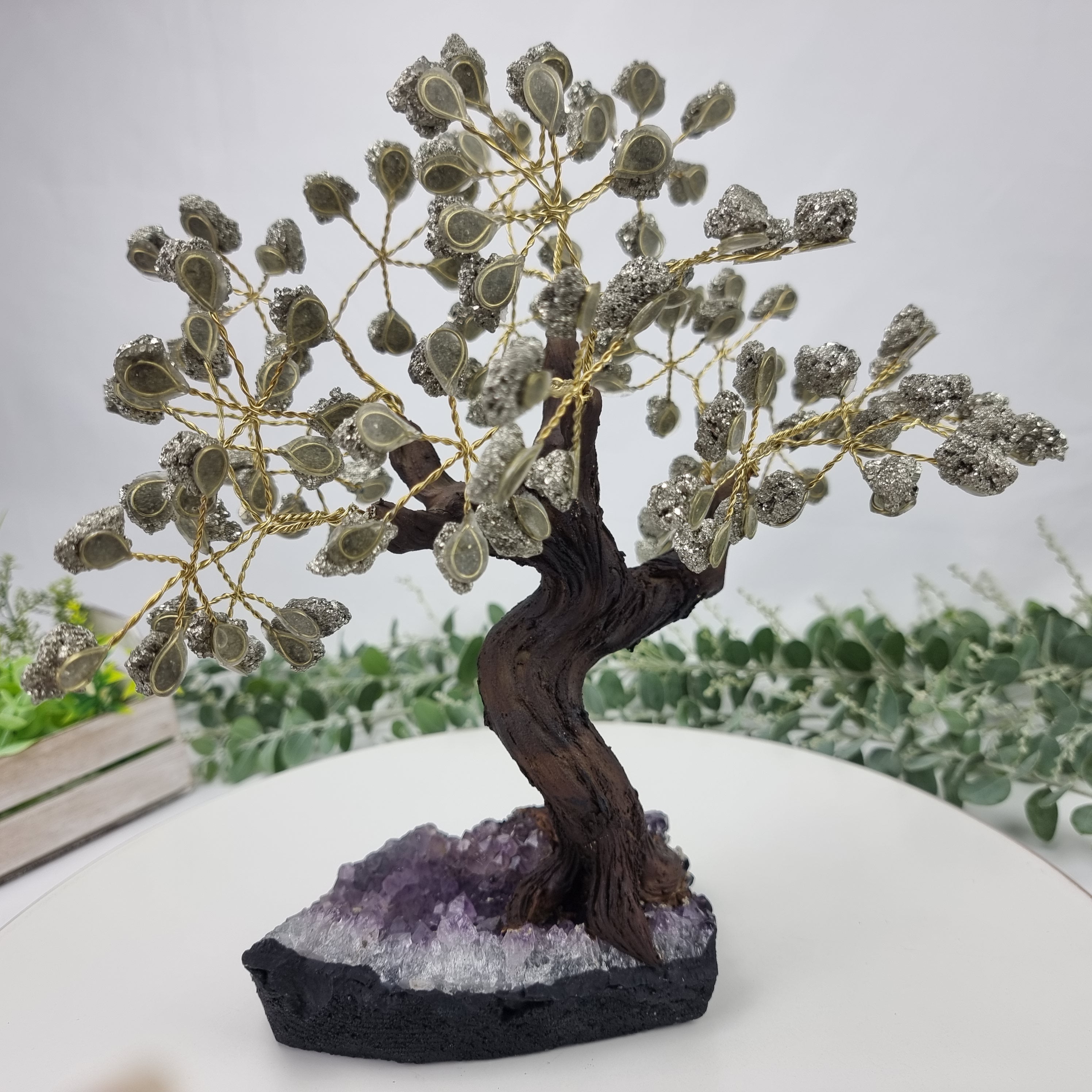 Árbol de piedras preciosas hecho a mano de amatista de 7 pulgadas de alto sobre una base de racimo de cristal, modelo de 60 gemas en total