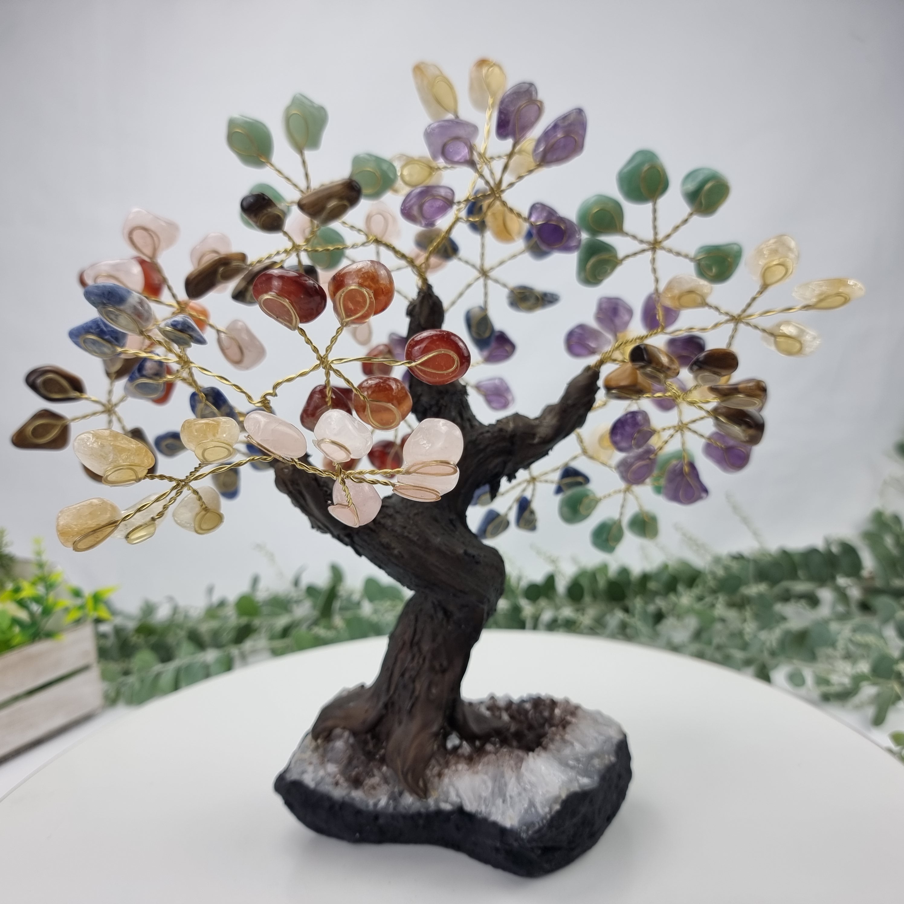 Árbol de piedras preciosas hecho a mano de amatista de 7 pulgadas de alto sobre una base de racimo de cristal, modelo de 60 gemas en total