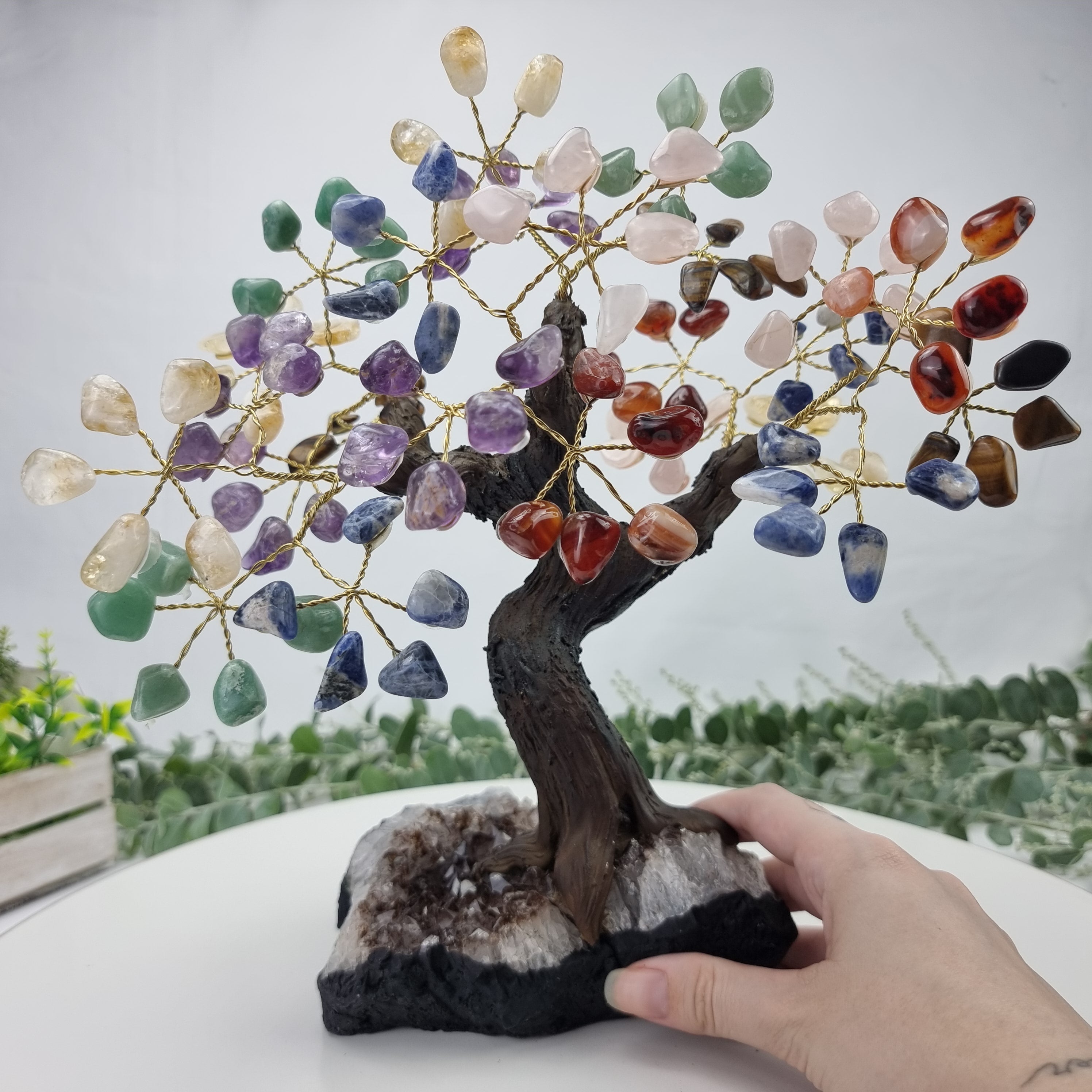 Árbol de piedras preciosas hecho a mano de amatista de 7 pulgadas de alto sobre una base de racimo de cristal, modelo de 60 gemas en total