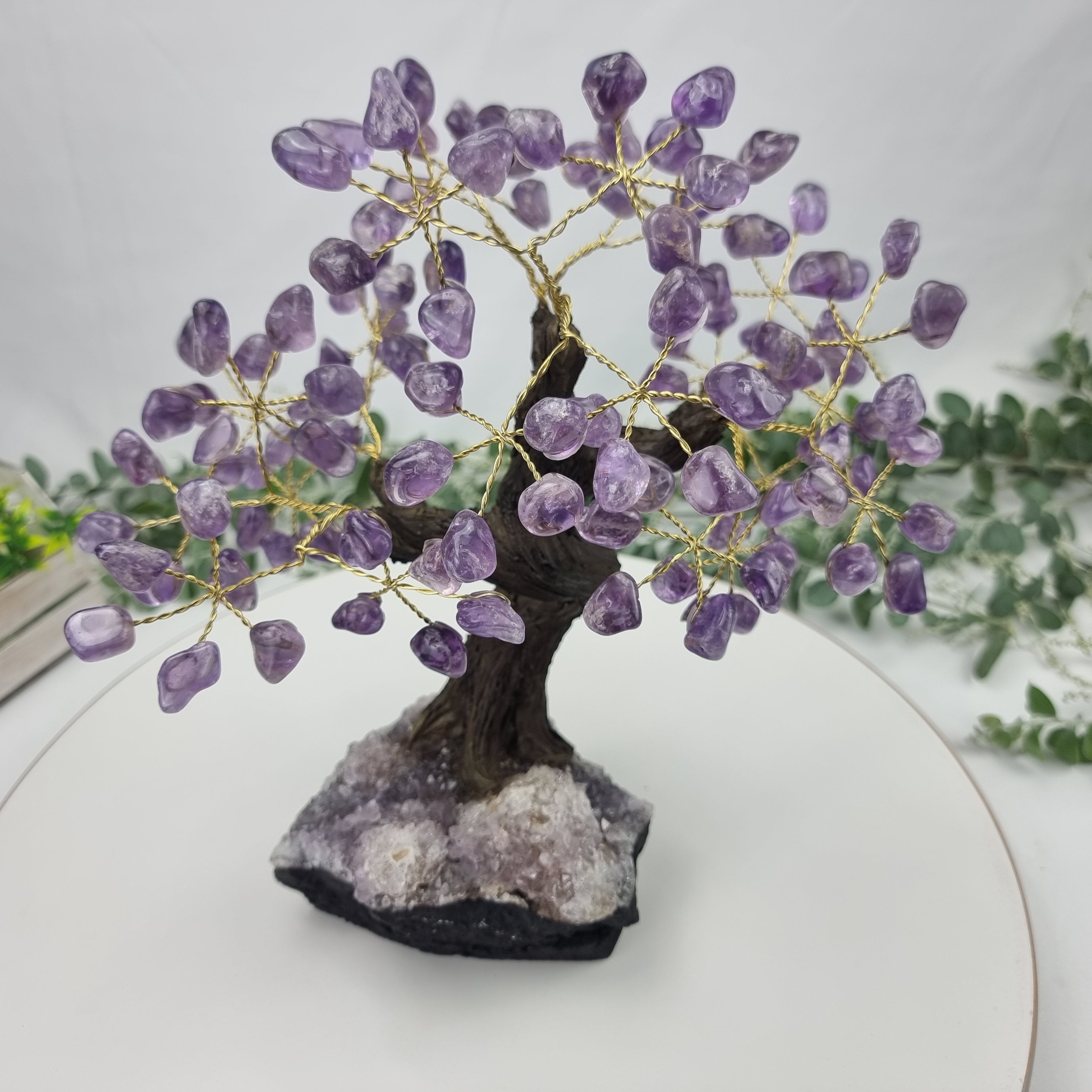 Árbol de piedras preciosas hecho a mano de amatista de 7 pulgadas de alto sobre una base de racimo de cristal, modelo de 60 gemas en total