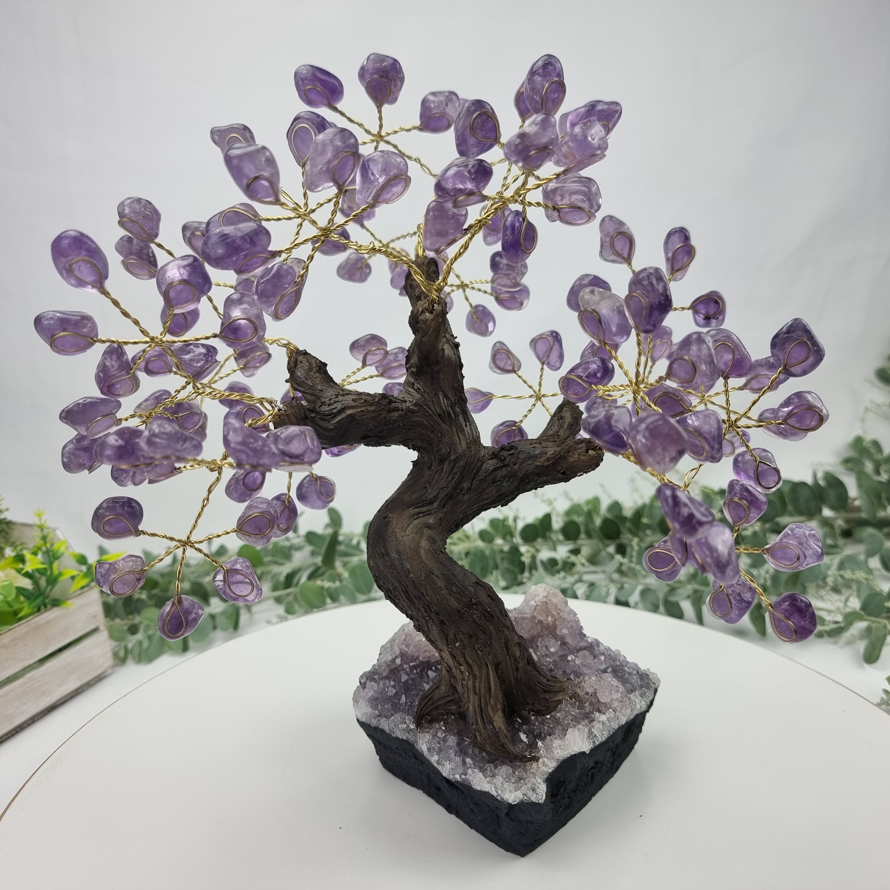 Árbol de piedras preciosas hecho a mano de amatista de 7 pulgadas de alto sobre una base de racimo de cristal, modelo de 60 gemas en total