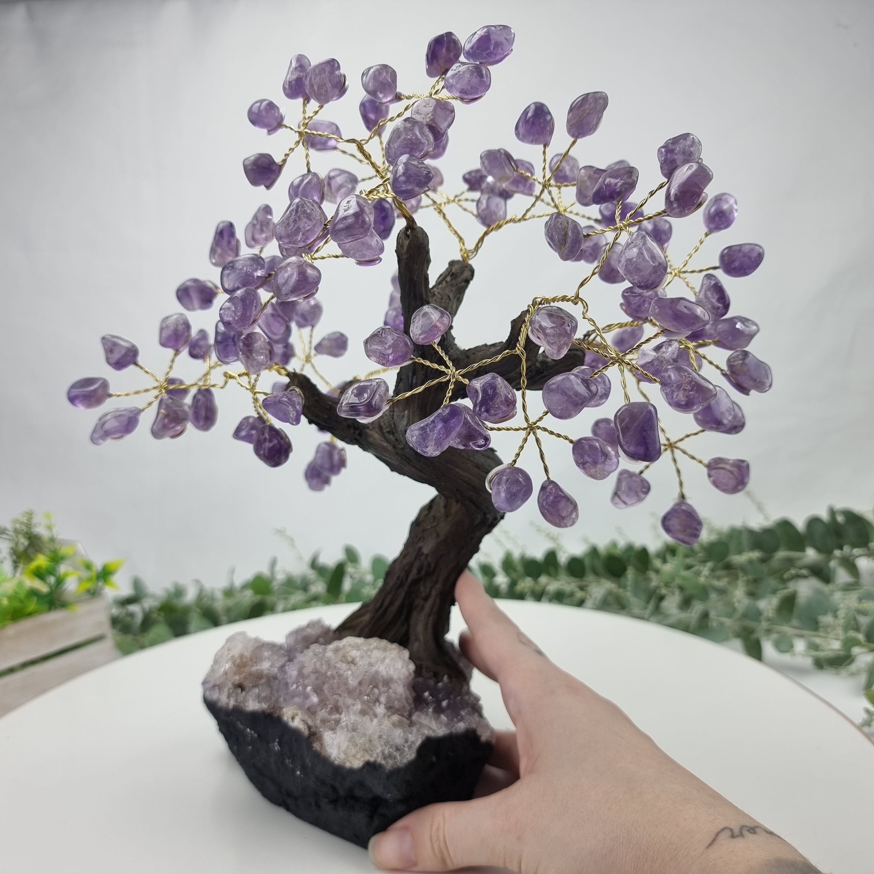 Árbol de piedras preciosas hecho a mano de amatista de 7 pulgadas de alto sobre una base de racimo de cristal, modelo de 60 gemas en total