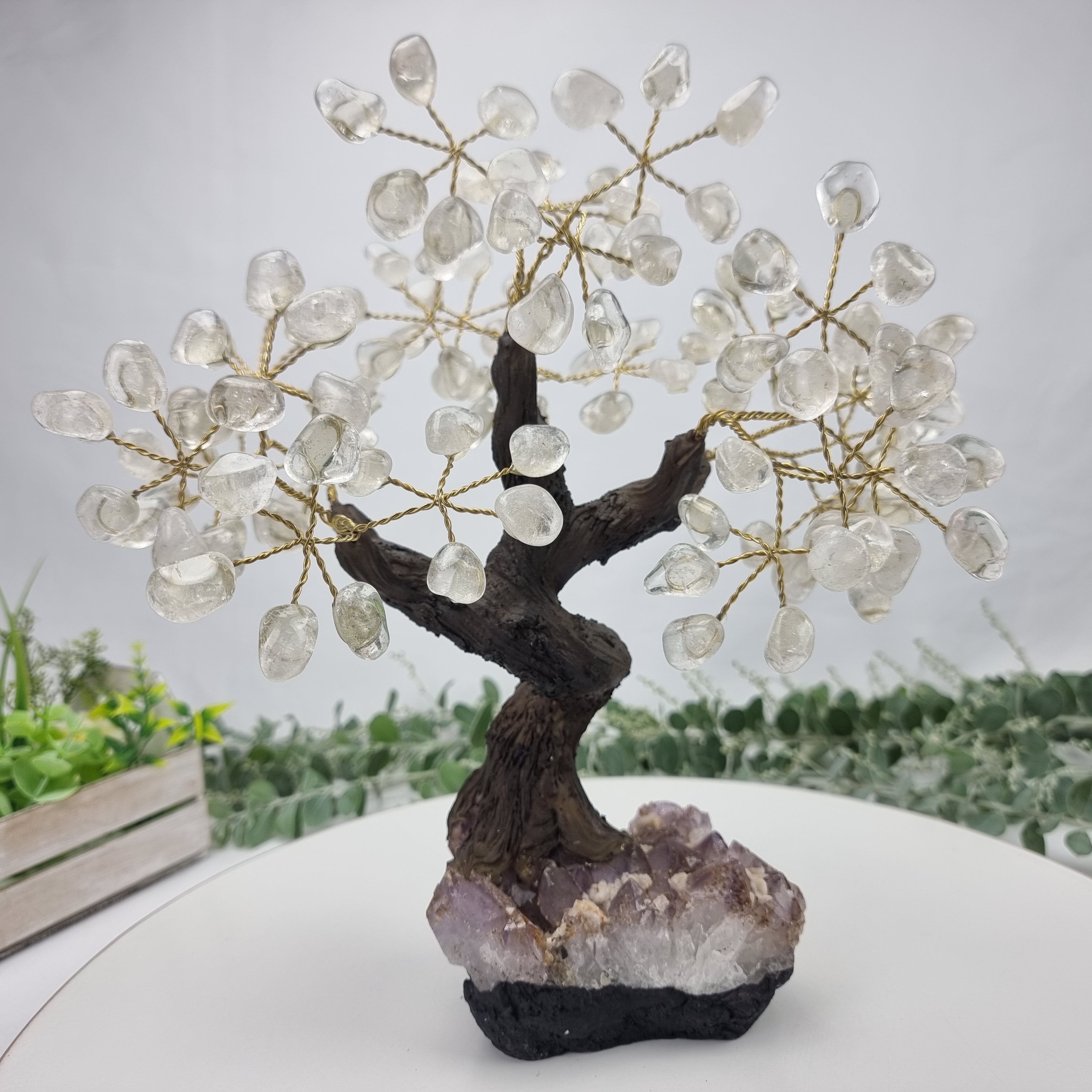 Árbol de piedras preciosas hecho a mano de amatista de 7 pulgadas de alto sobre una base de racimo de cristal, modelo de 60 gemas en total