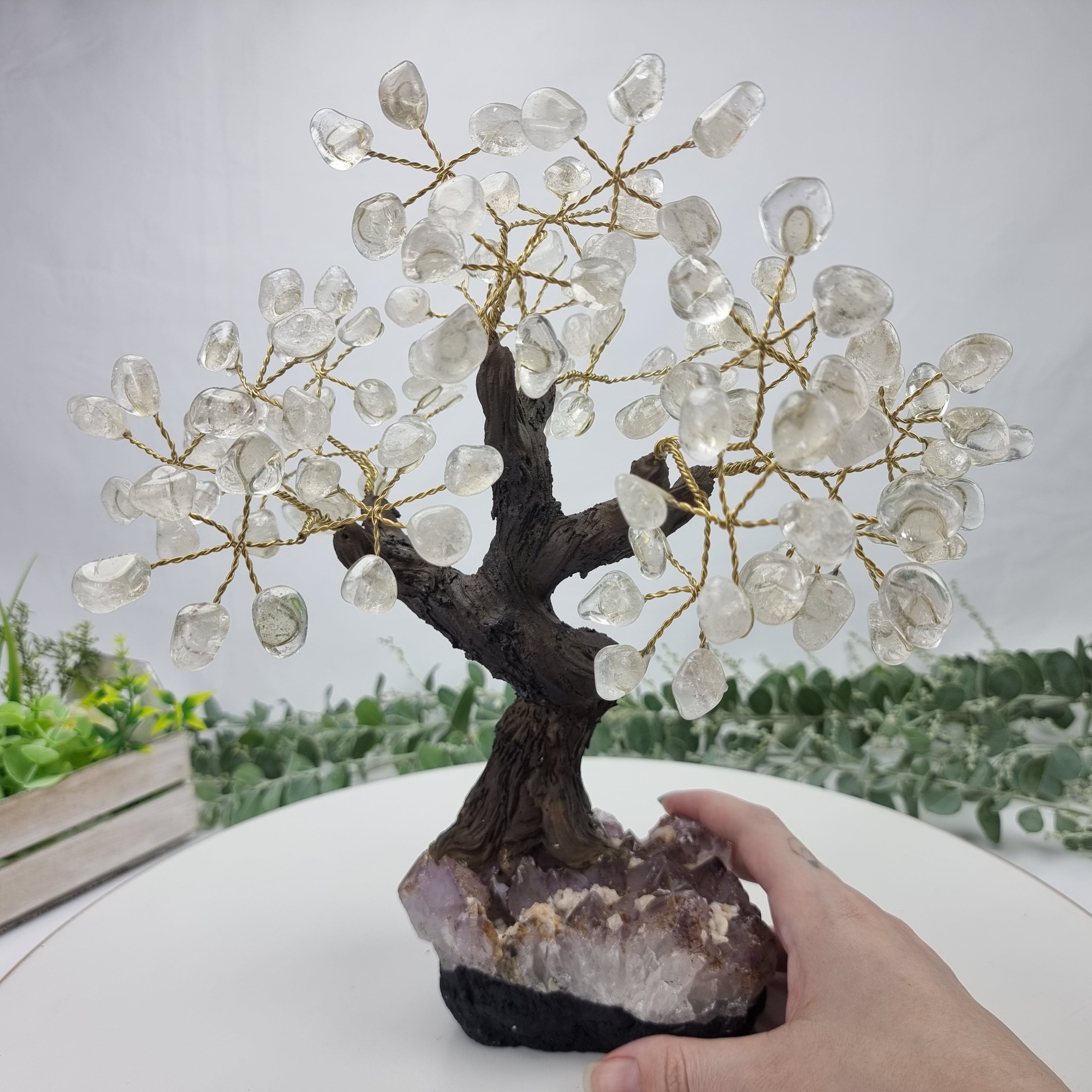 Árbol de piedras preciosas hecho a mano de amatista de 7 pulgadas de alto sobre una base de racimo de cristal, modelo de 60 gemas en total