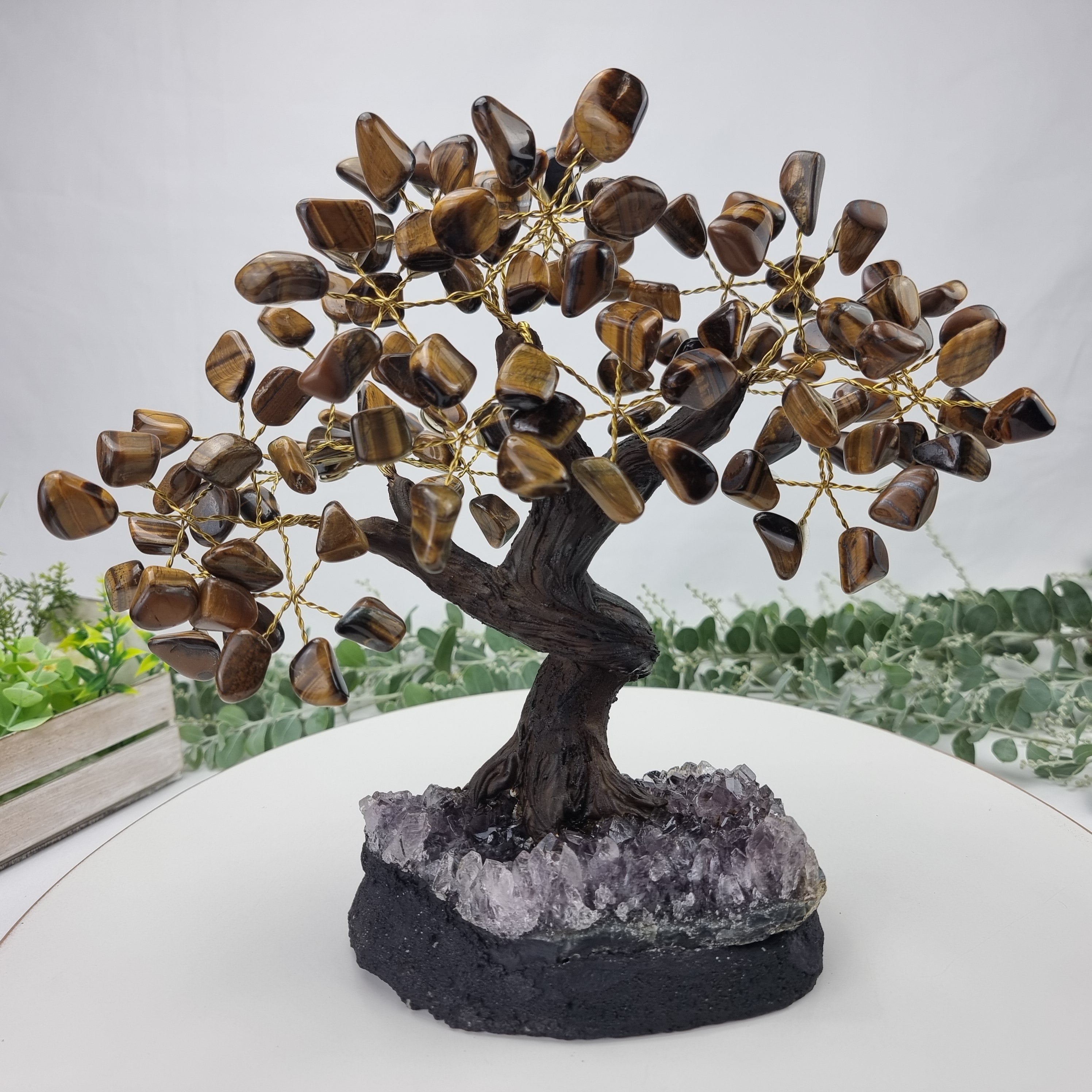 Árbol de piedras preciosas hecho a mano de amatista de 7 pulgadas de alto sobre una base de racimo de cristal, modelo de 60 gemas en total