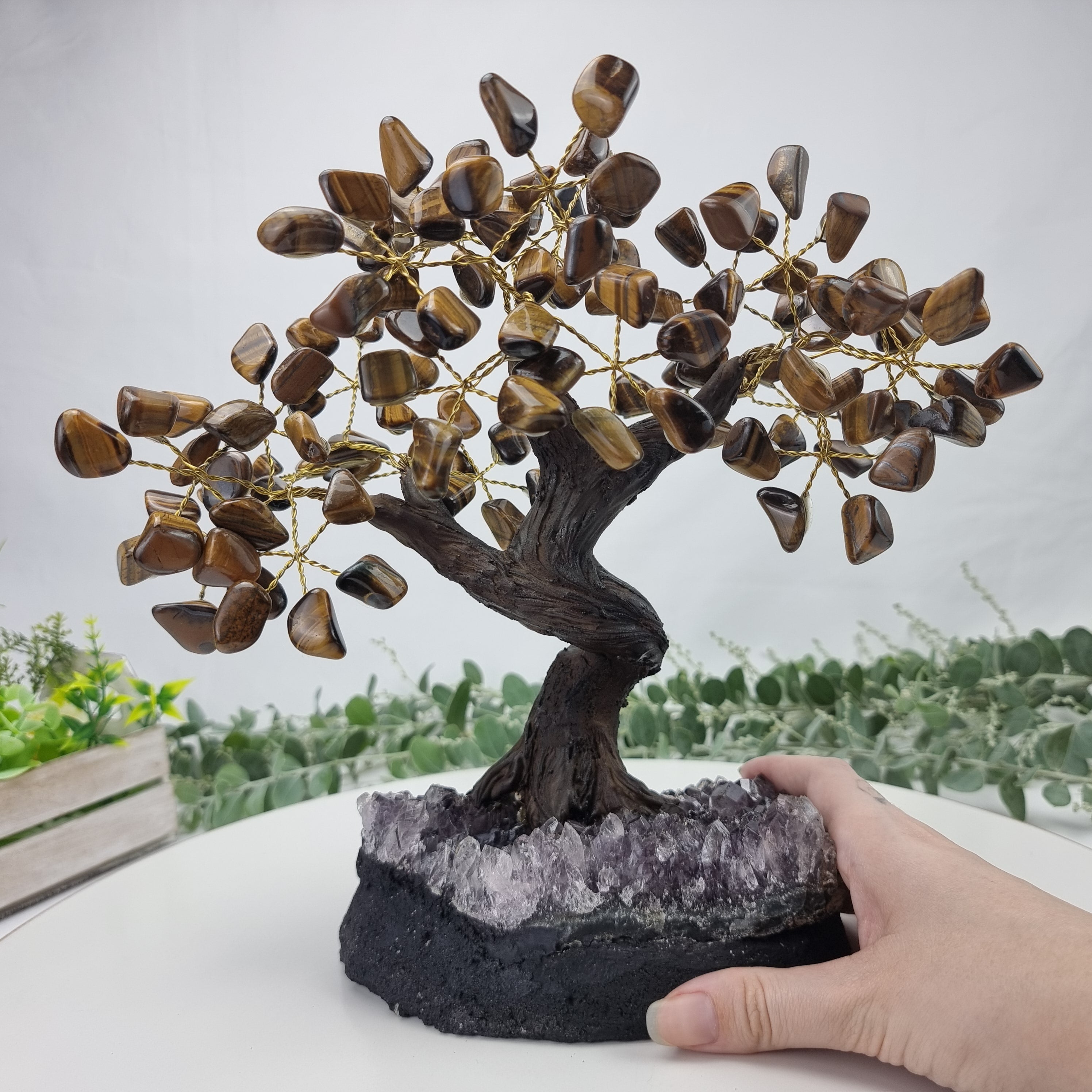 Árbol de piedras preciosas hecho a mano de amatista de 7 pulgadas de alto sobre una base de racimo de cristal, modelo de 60 gemas en total