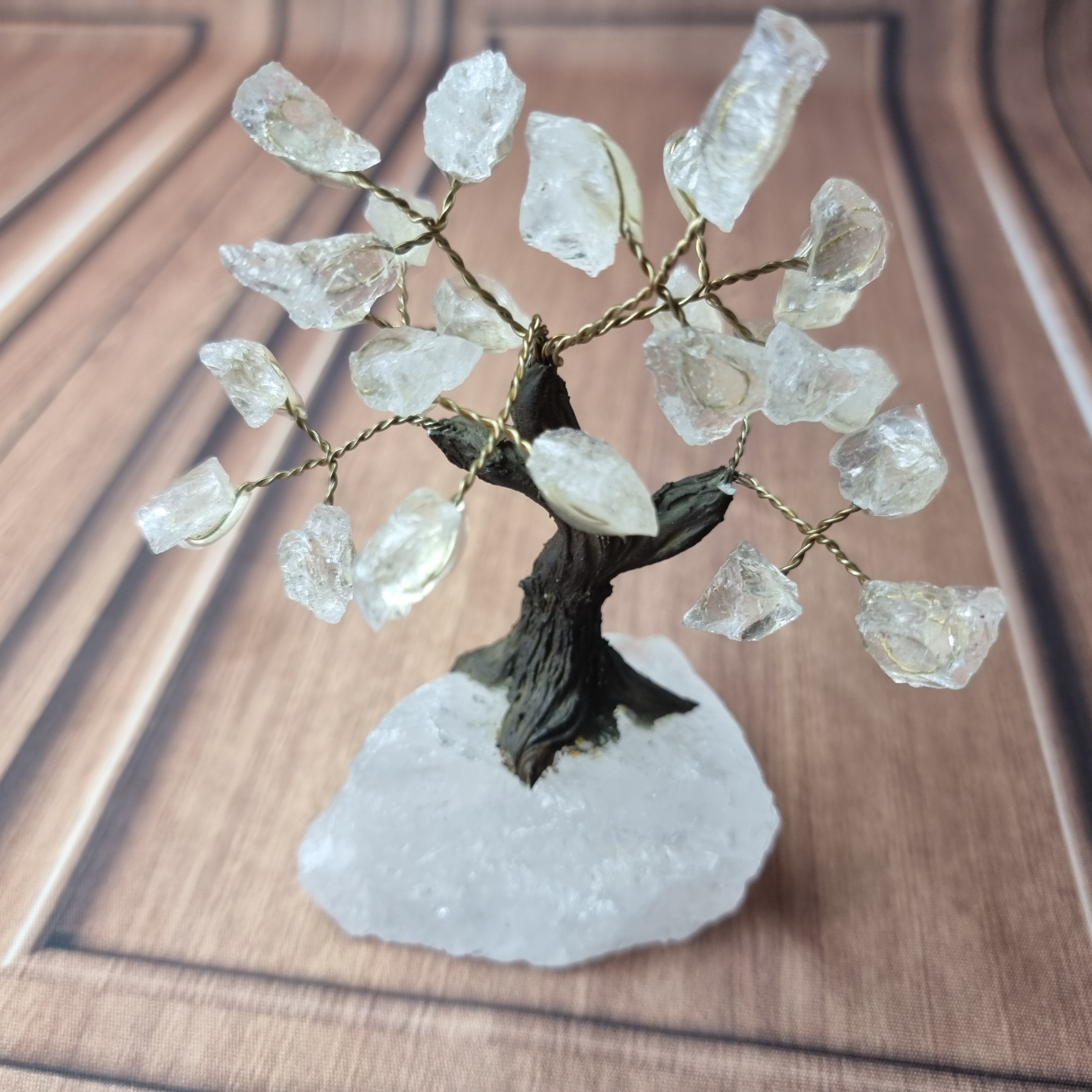 Árbol de piedras preciosas hecho a mano de 5 pulgadas de alto con 7 chakras sobre una base de racimo de cristal, modelo de 35 gemas en total