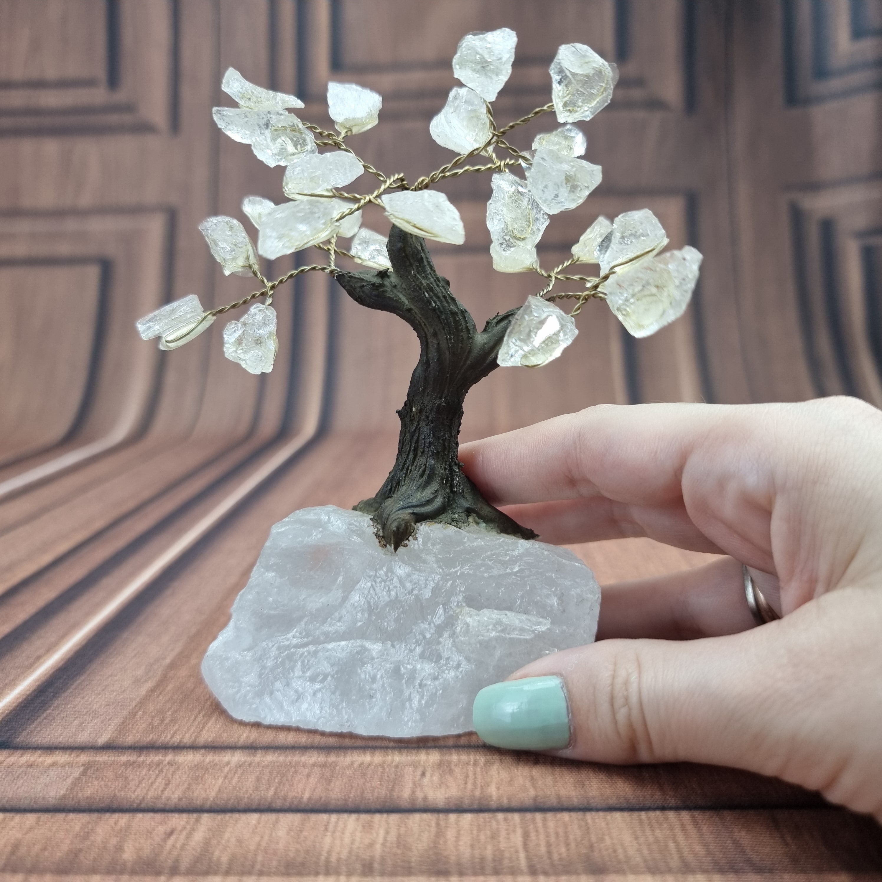 Árbol de piedras preciosas hecho a mano de 5 pulgadas de alto con 7 chakras sobre una base de racimo de cristal, modelo de 35 gemas en total