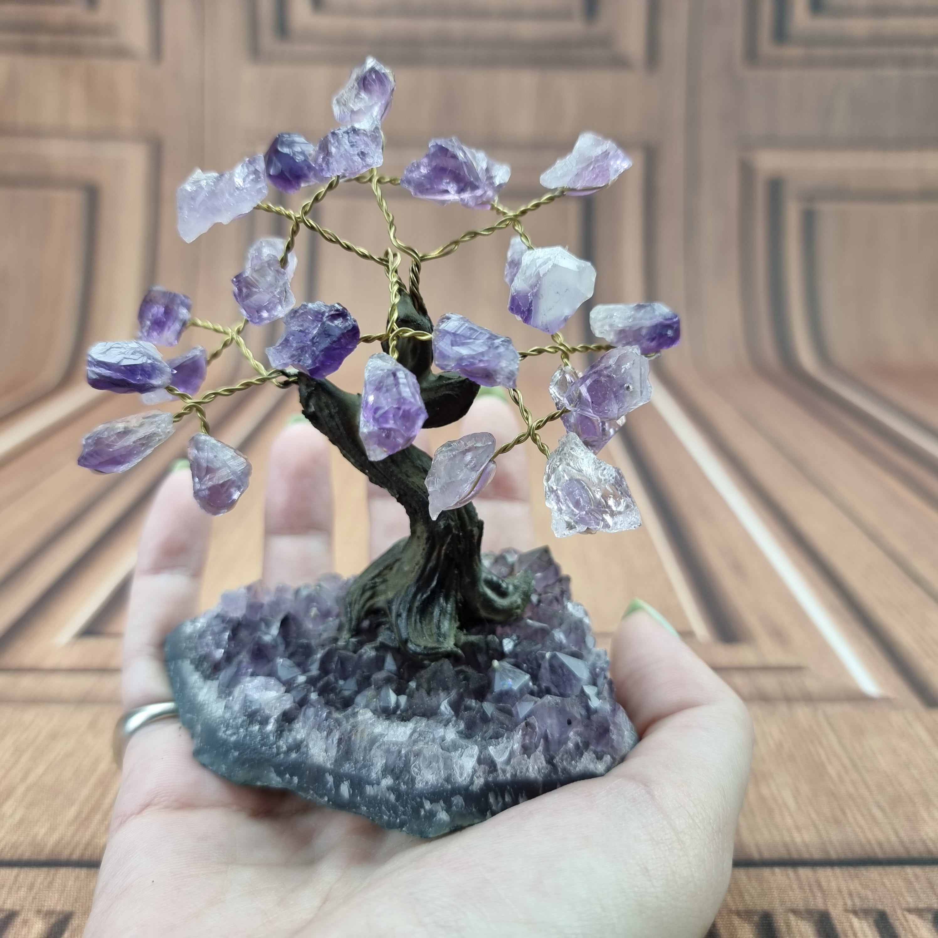 Árbol de piedras preciosas hecho a mano de 5 pulgadas de alto con 7 chakras sobre una base de racimo de cristal, modelo de 35 gemas en total