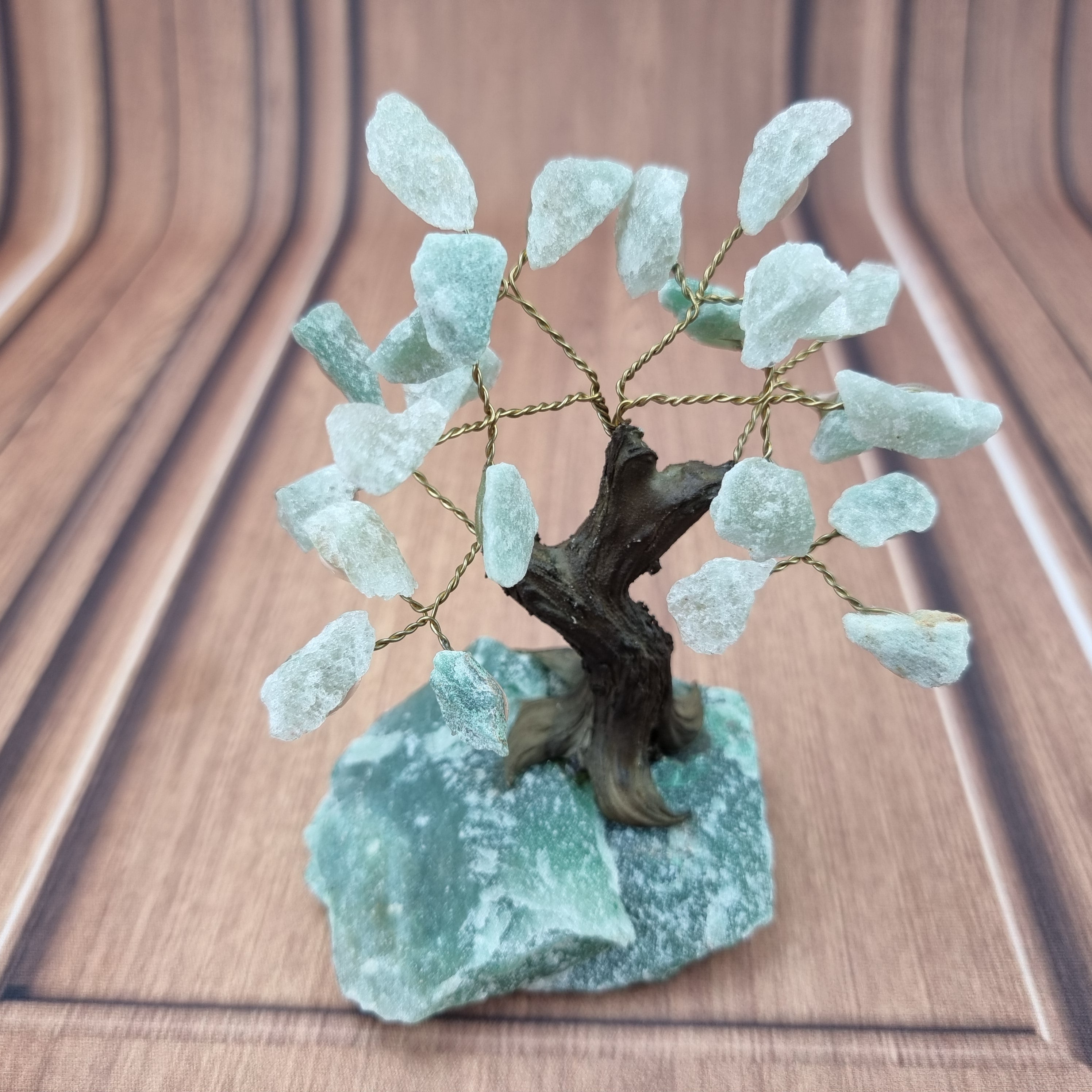 Árbol de piedras preciosas hecho a mano de 5 pulgadas de alto con 7 chakras sobre una base de racimo de cristal, modelo de 35 gemas en total