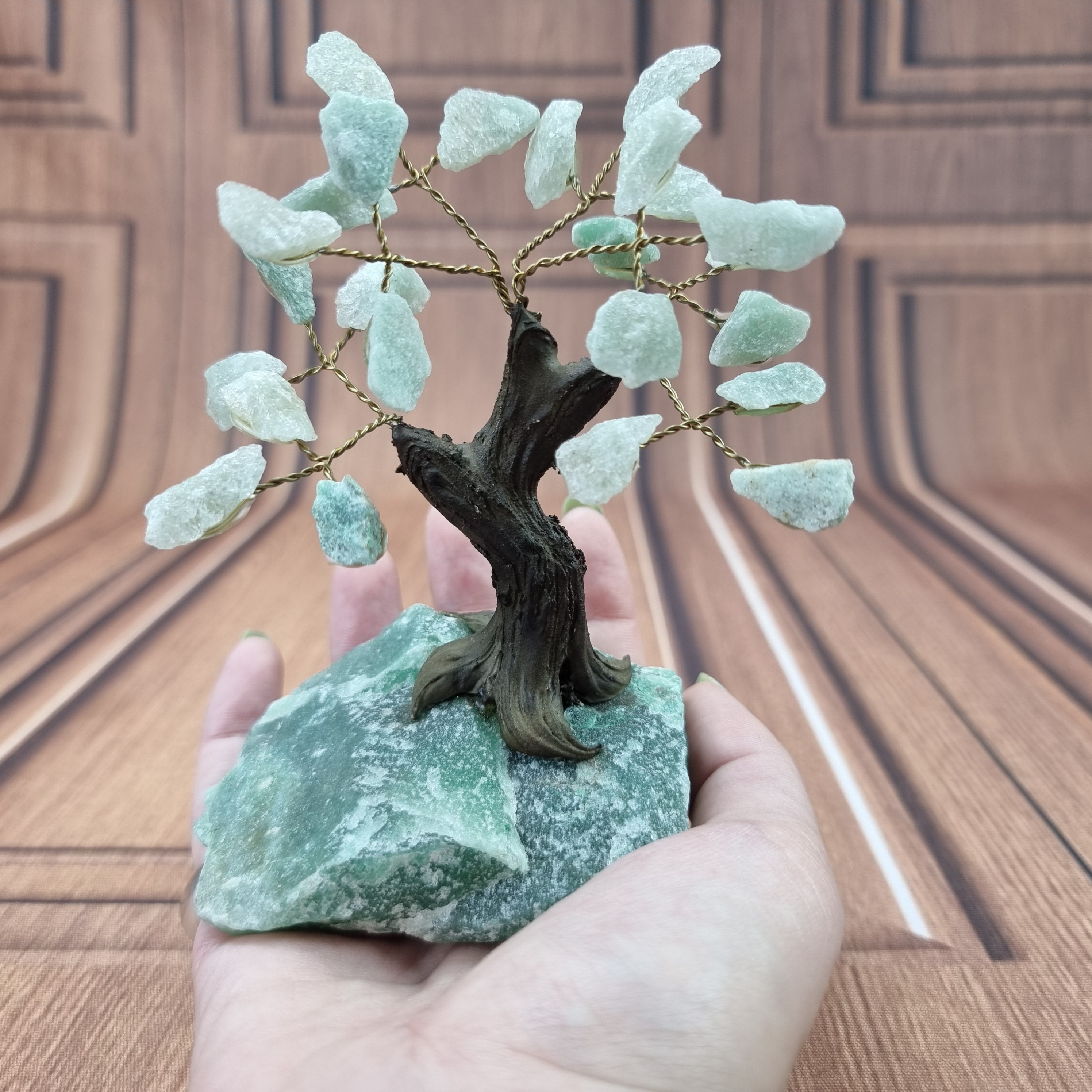 Árbol de piedras preciosas hecho a mano de 5 pulgadas de alto con 7 chakras sobre una base de racimo de cristal, modelo de 35 gemas en total