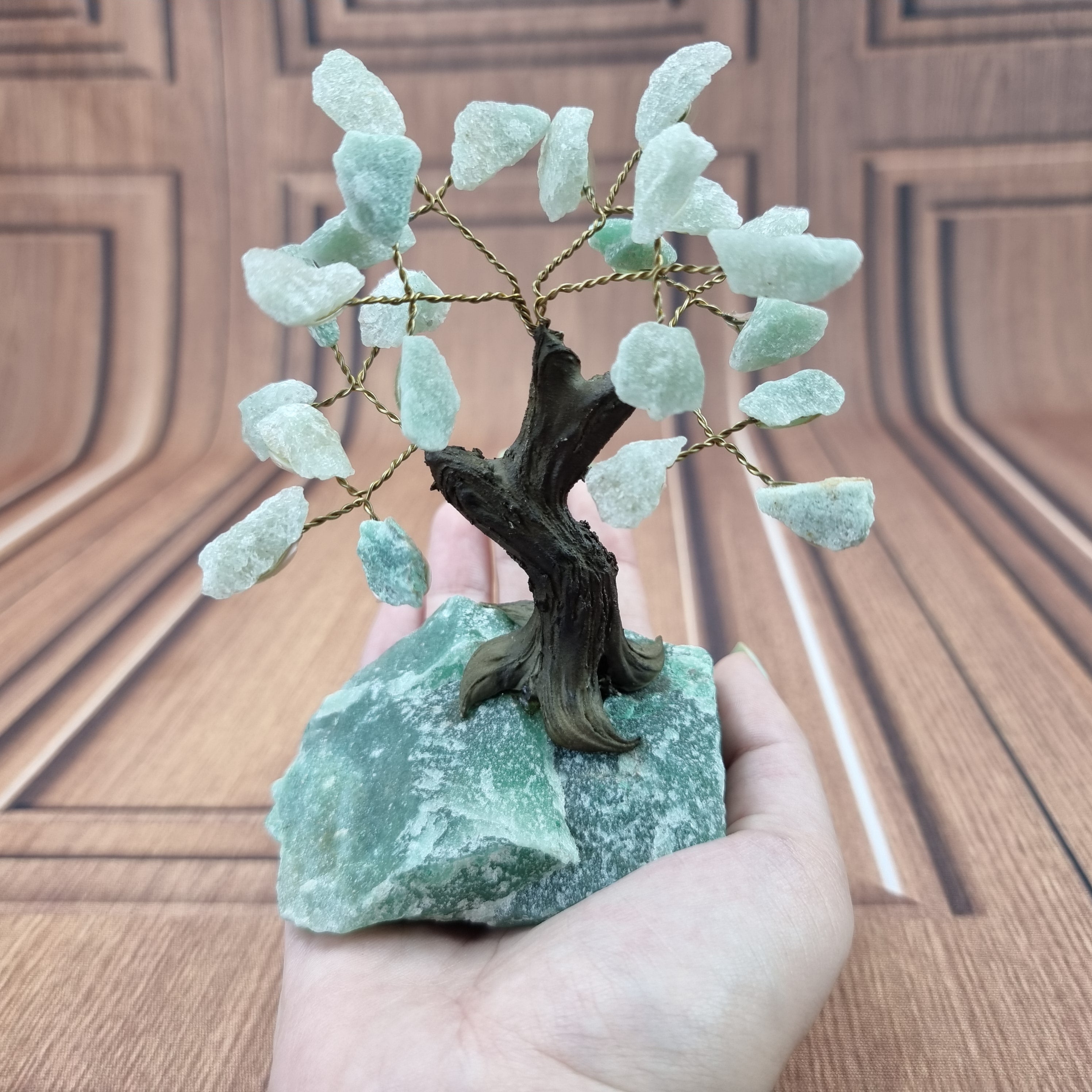 Árbol de piedras preciosas hecho a mano de 5 pulgadas de alto con 7 chakras sobre una base de racimo de cristal, modelo de 35 gemas en total