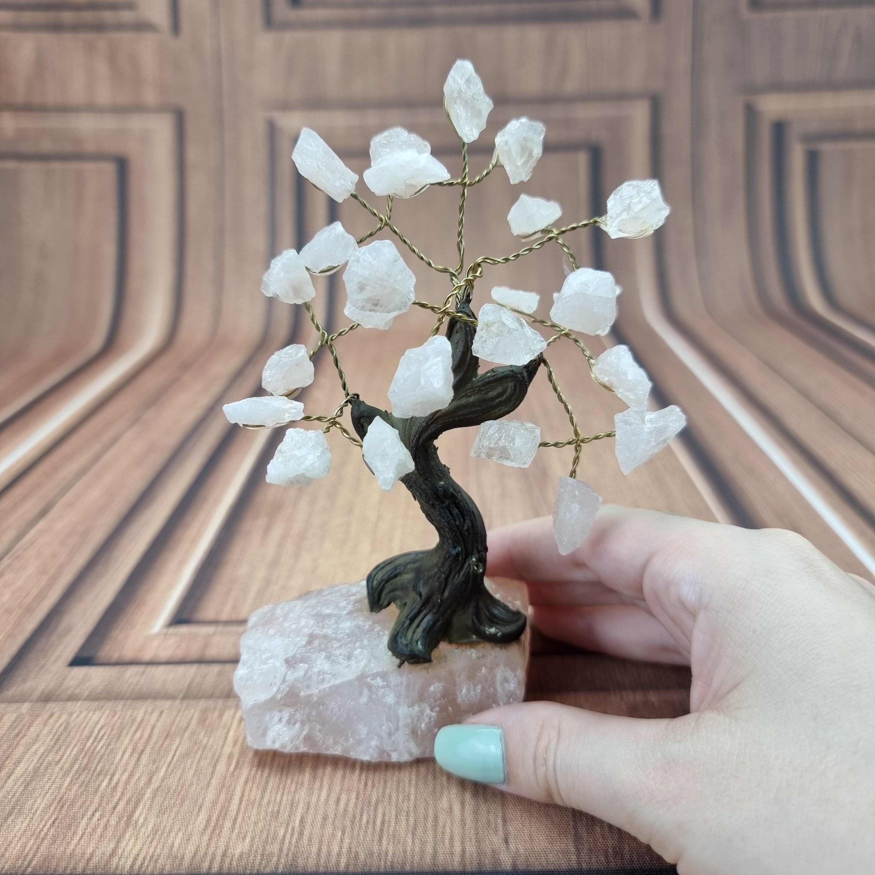 Árbol de piedras preciosas hecho a mano de 5 pulgadas de alto con 7 chakras sobre una base de racimo de cristal, modelo de 35 gemas en total