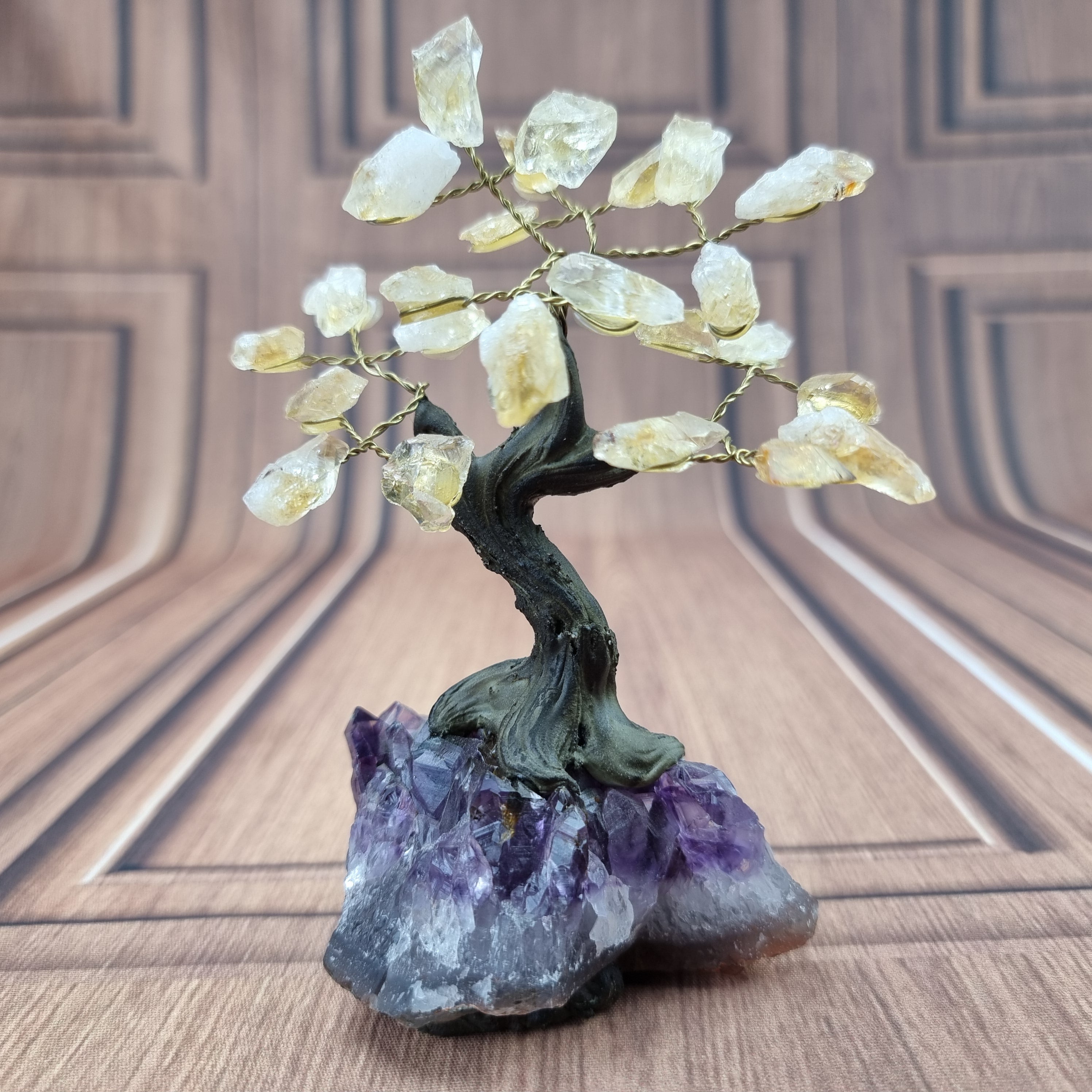 Árbol de piedras preciosas hecho a mano de 5 pulgadas de alto con 7 chakras sobre una base de racimo de cristal, modelo de 35 gemas en total