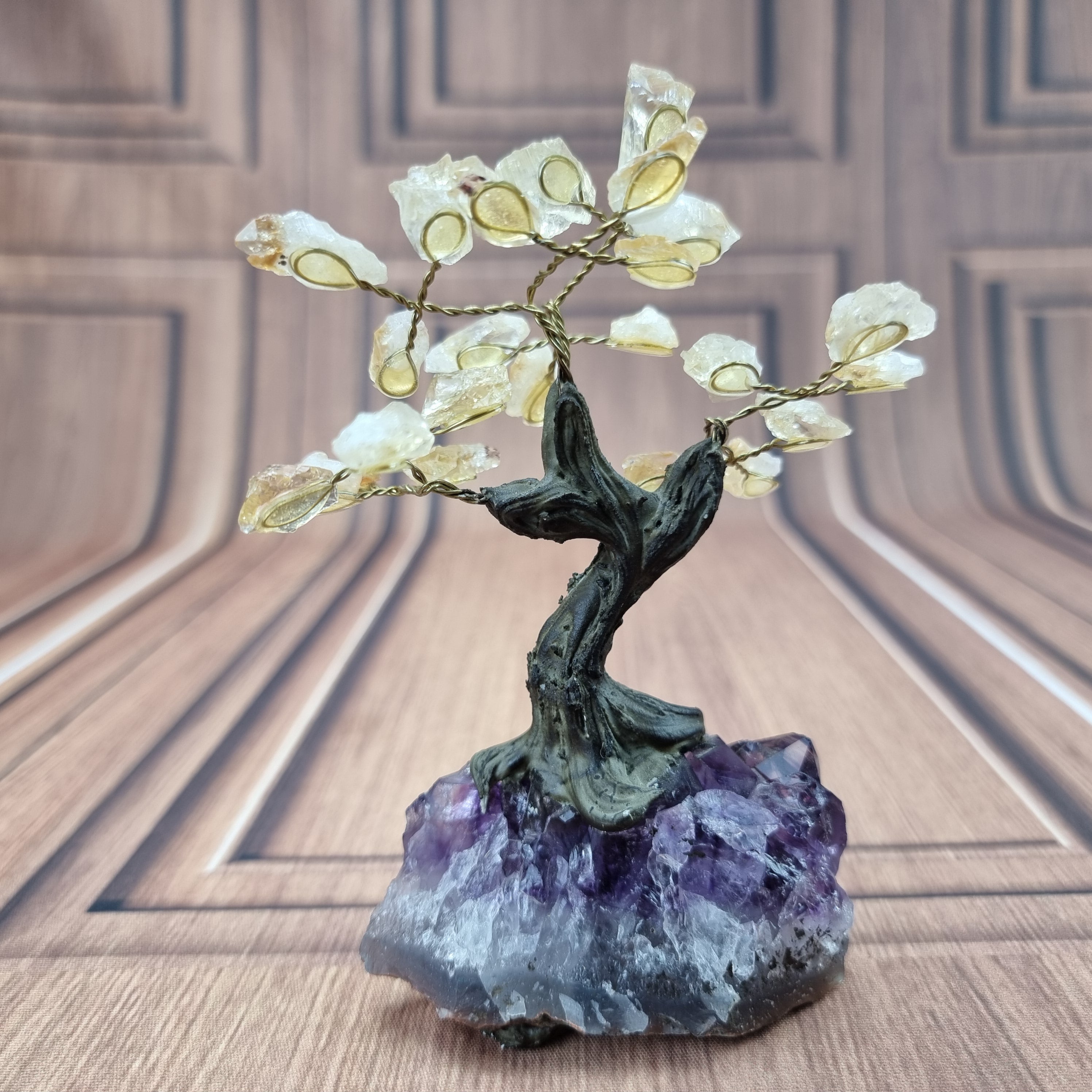 Árbol de piedras preciosas hecho a mano de 5 pulgadas de alto con 7 chakras sobre una base de racimo de cristal, modelo de 35 gemas en total