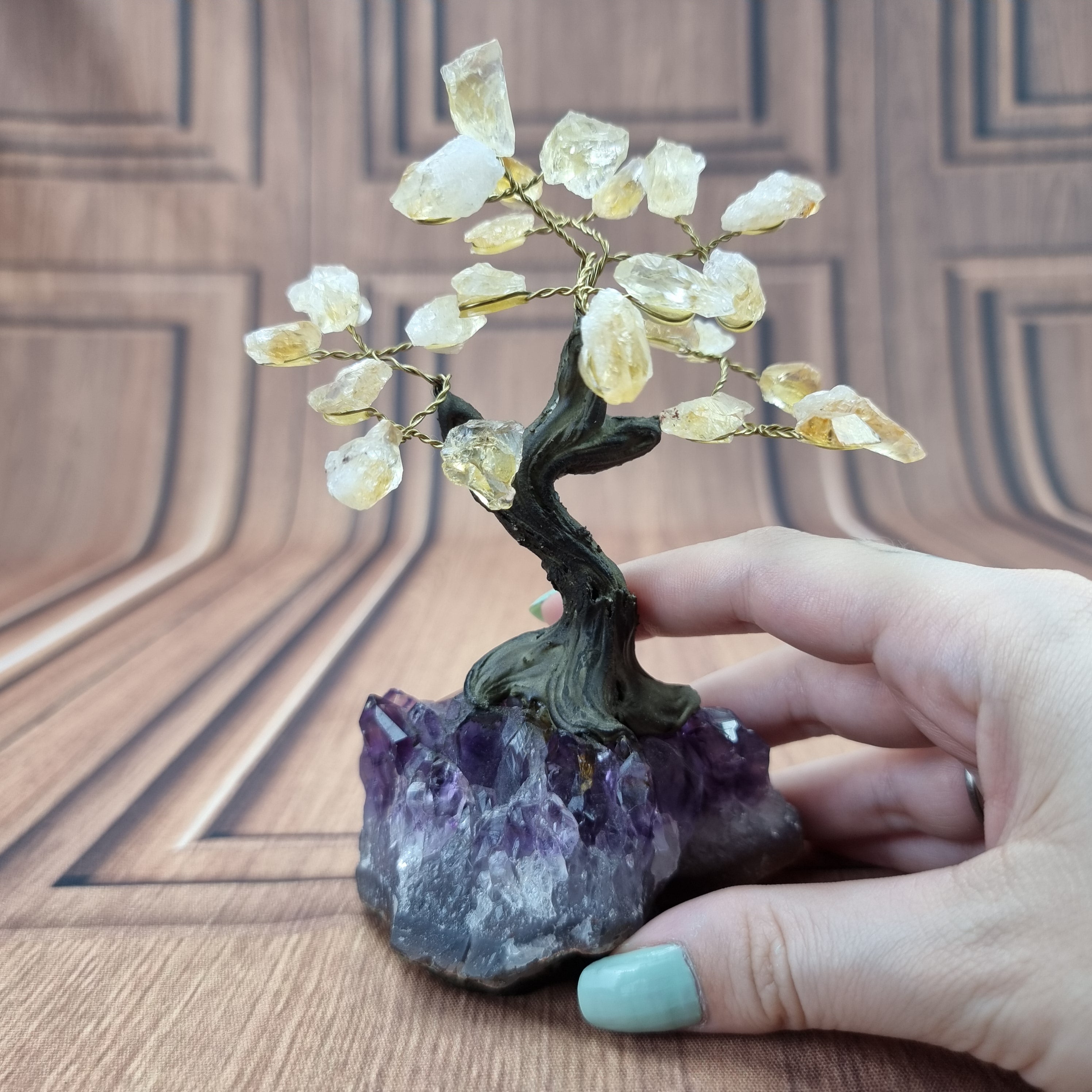 Árbol de piedras preciosas hecho a mano de 5 pulgadas de alto con 7 chakras sobre una base de racimo de cristal, modelo de 35 gemas en total