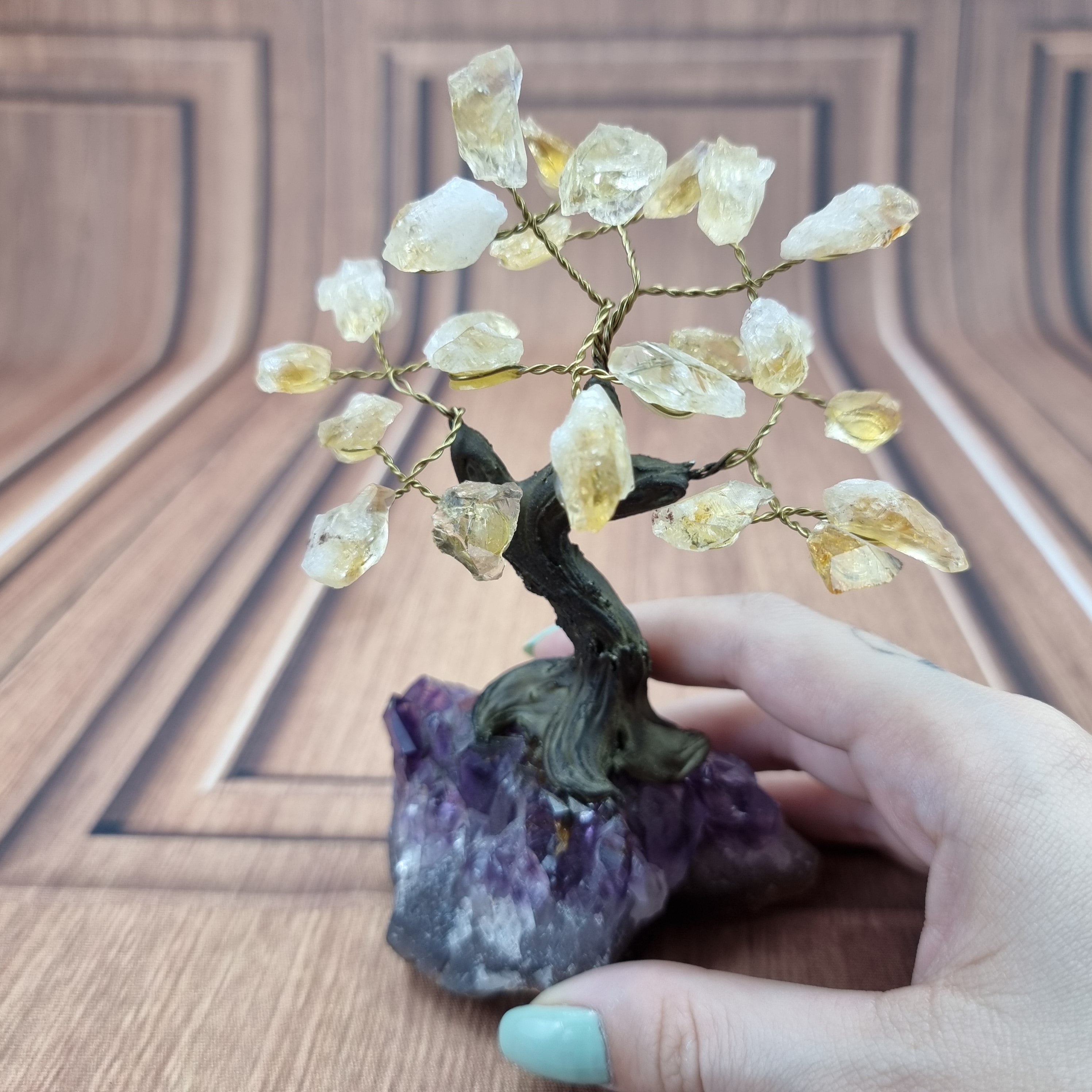 Árbol de piedras preciosas hecho a mano de 5 pulgadas de alto con 7 chakras sobre una base de racimo de cristal, modelo de 35 gemas en total