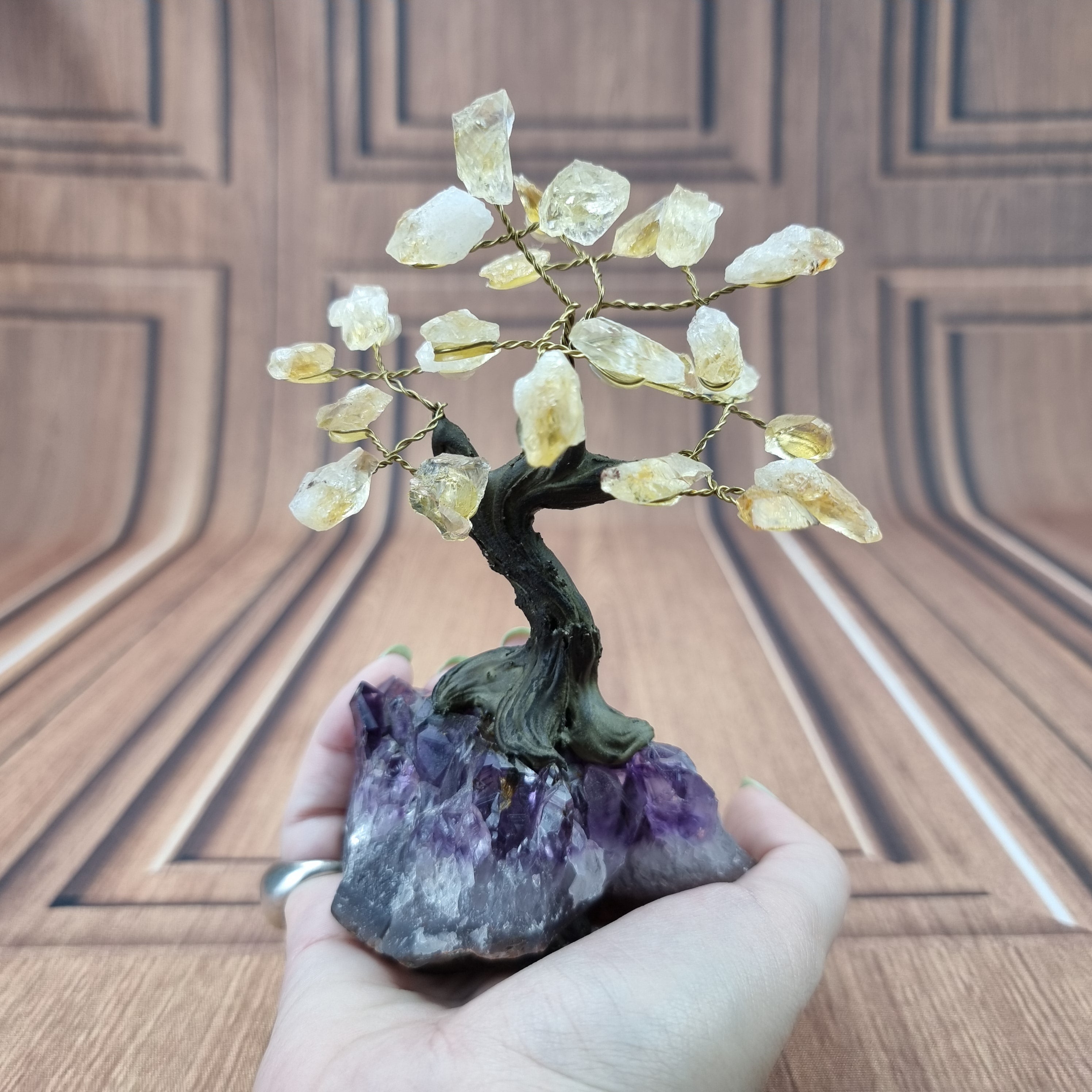 Árbol de piedras preciosas hecho a mano de 5 pulgadas de alto con 7 chakras sobre una base de racimo de cristal, modelo de 35 gemas en total