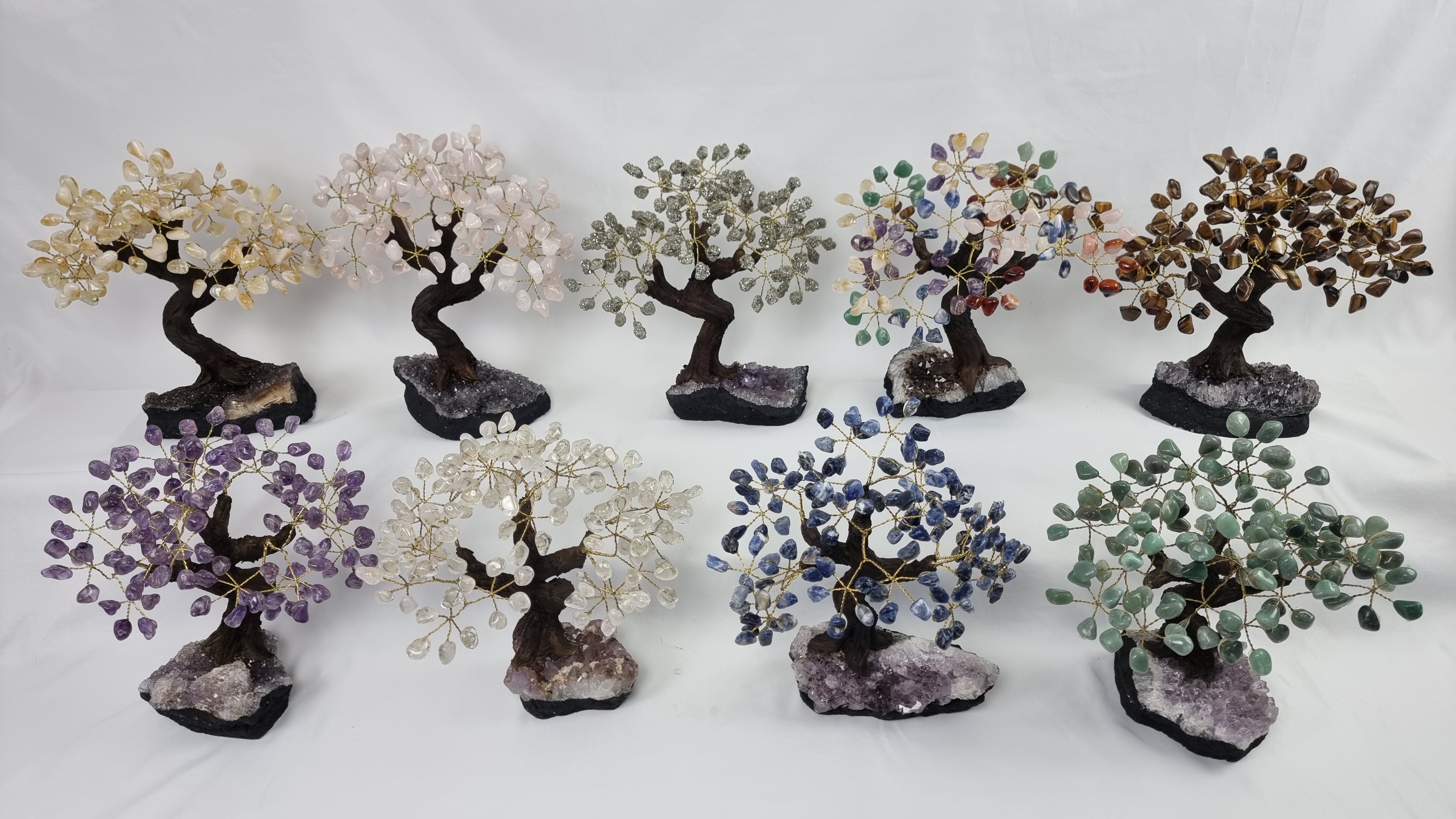 Árbol de piedras preciosas hecho a mano de amatista de 7 pulgadas de alto sobre una base de racimo de cristal, modelo de 60 gemas en total