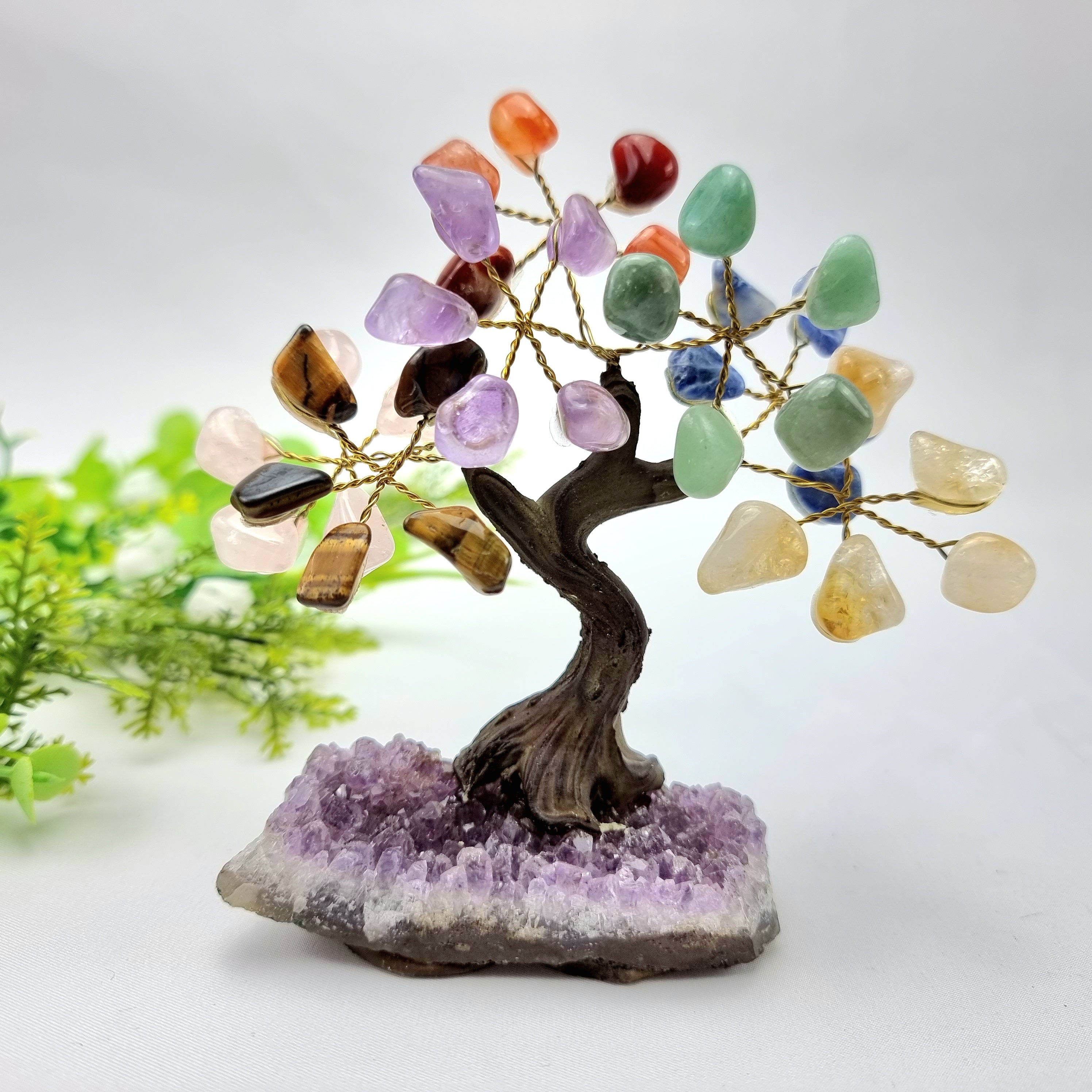 Árbol de piedras preciosas hecho a mano de 5 pulgadas de alto con 7 chakras sobre una base de racimo de cristal, modelo de 35 gemas en total