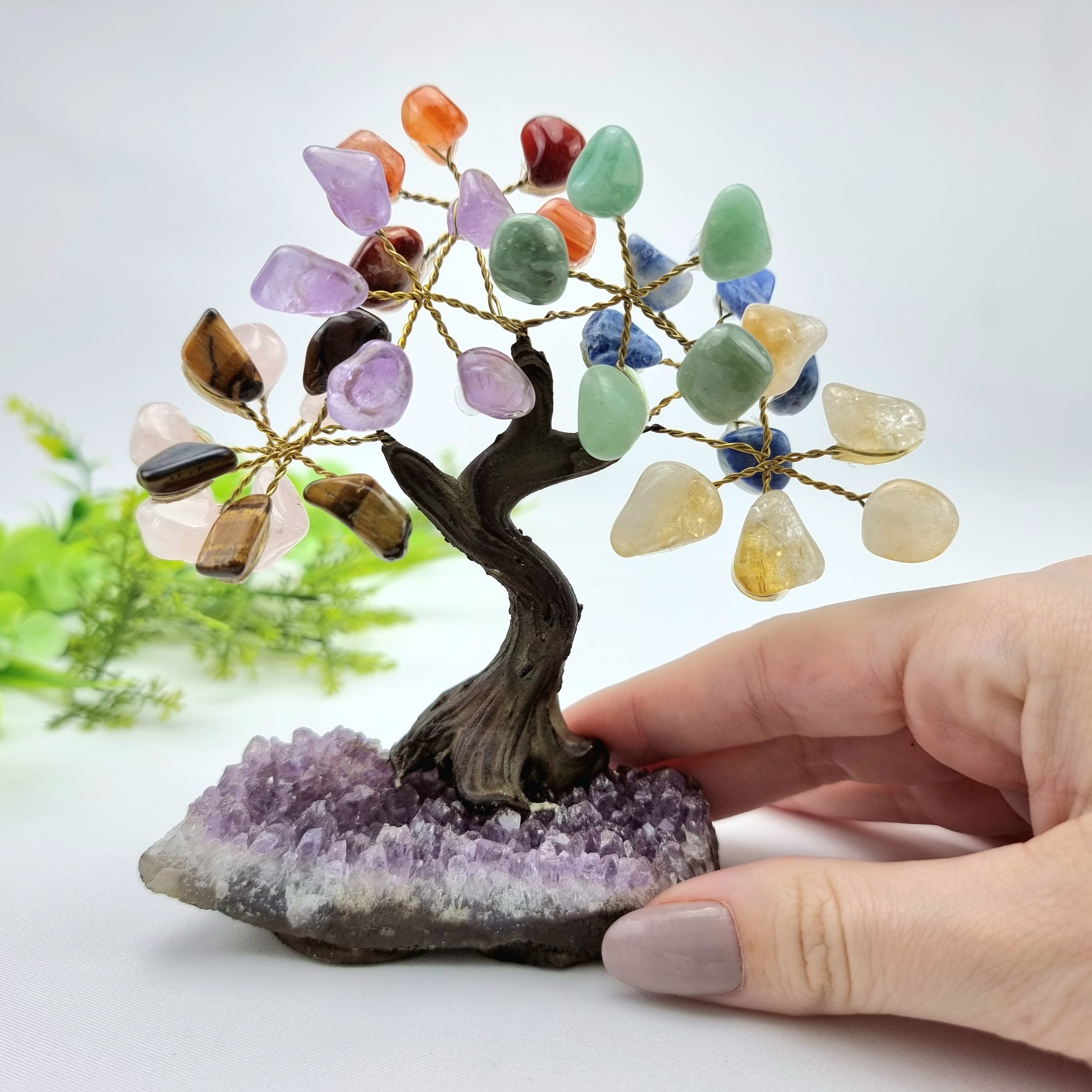 Árbol de piedras preciosas hecho a mano de 5 pulgadas de alto con 7 chakras sobre una base de racimo de cristal, modelo de 35 gemas en total