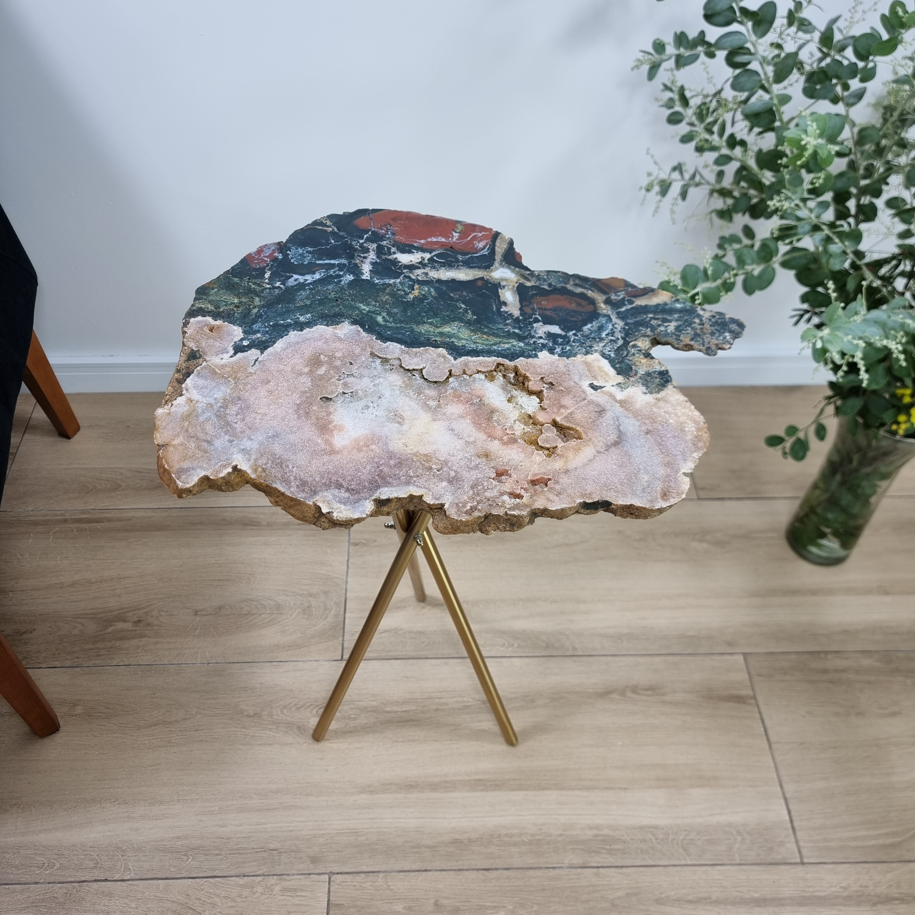 Mesa auxiliar de amatista rosa y jaspe | Producto súper exclusivo | Base trípode negra | Altura de 60 cm - Pieza artesanal BR Crystals