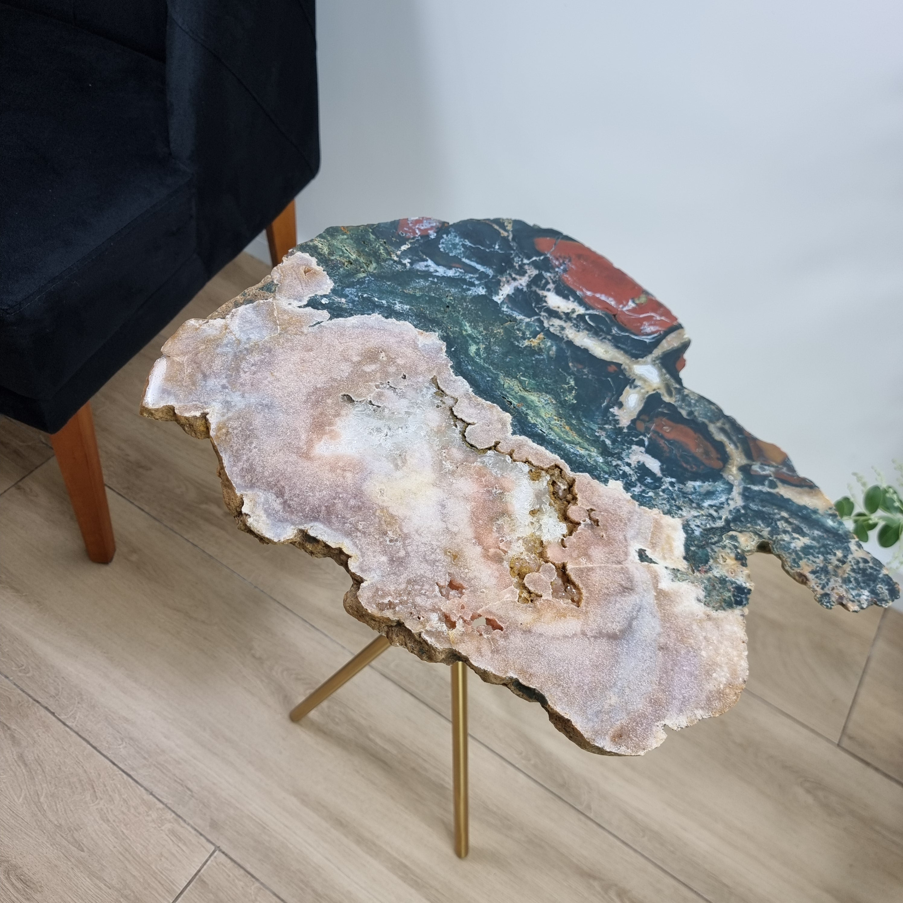 Mesa auxiliar de amatista rosa y jaspe | Producto súper exclusivo | Base trípode negra | Altura de 60 cm - Pieza artesanal BR Crystals