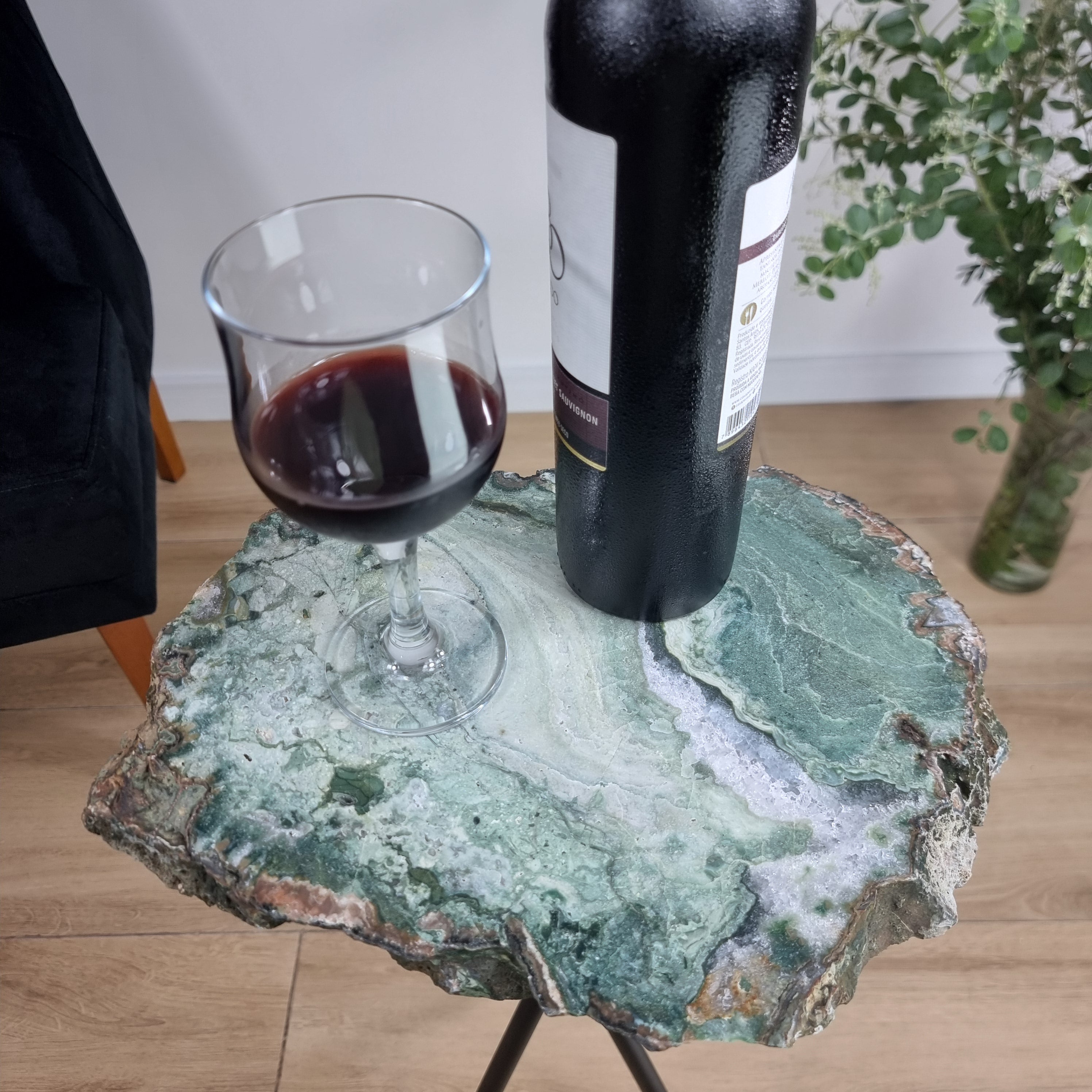 Mesa Auxiliar de Ágata Verde | Base Trípode Negra | Altura de 60 cm - Pieza Artesanal BR Crystals