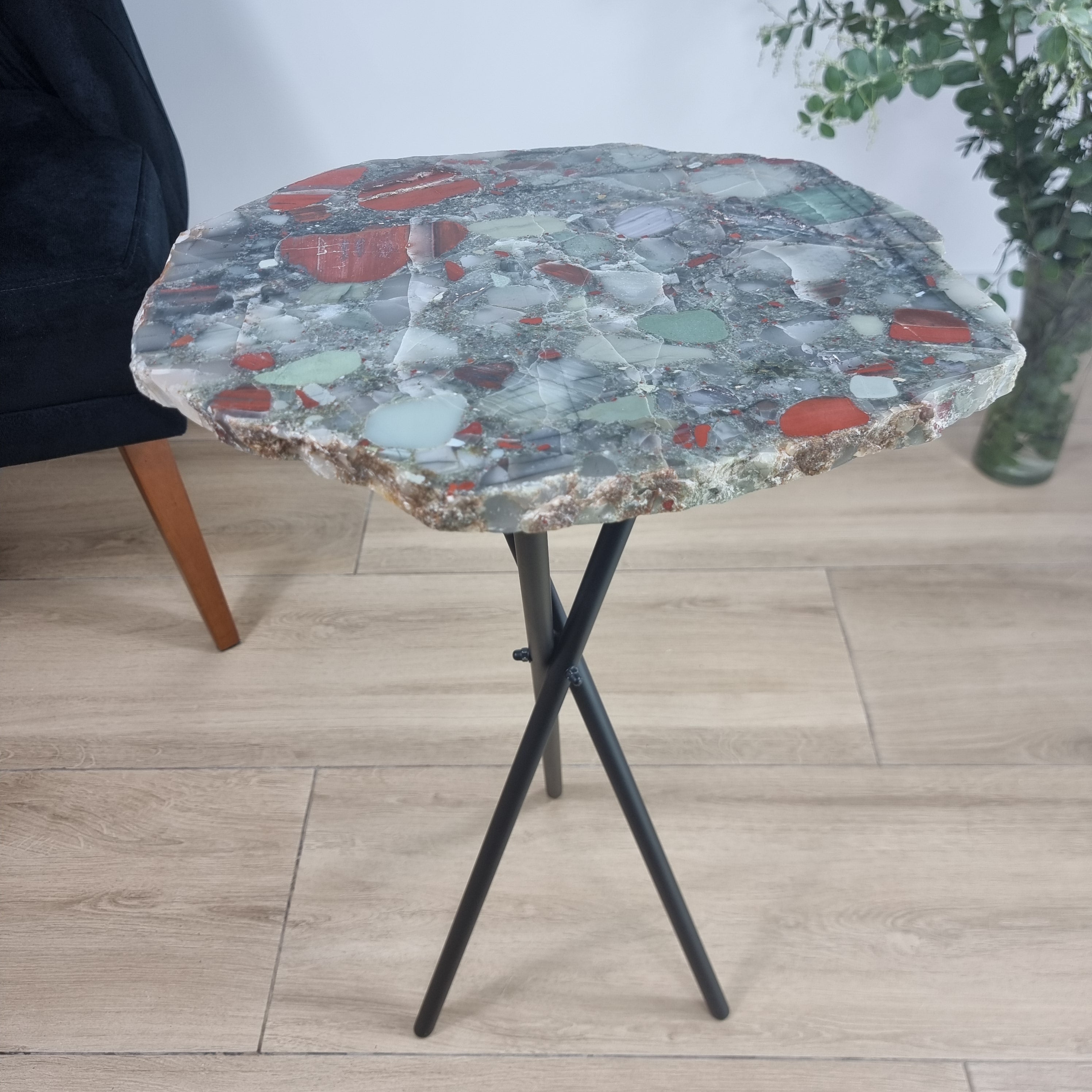 Mesa Lateral de Cristal Piedra de Sangre | Base Trípode Negra | Altura de 60 cm - Pieza Artesanal BR Crystals