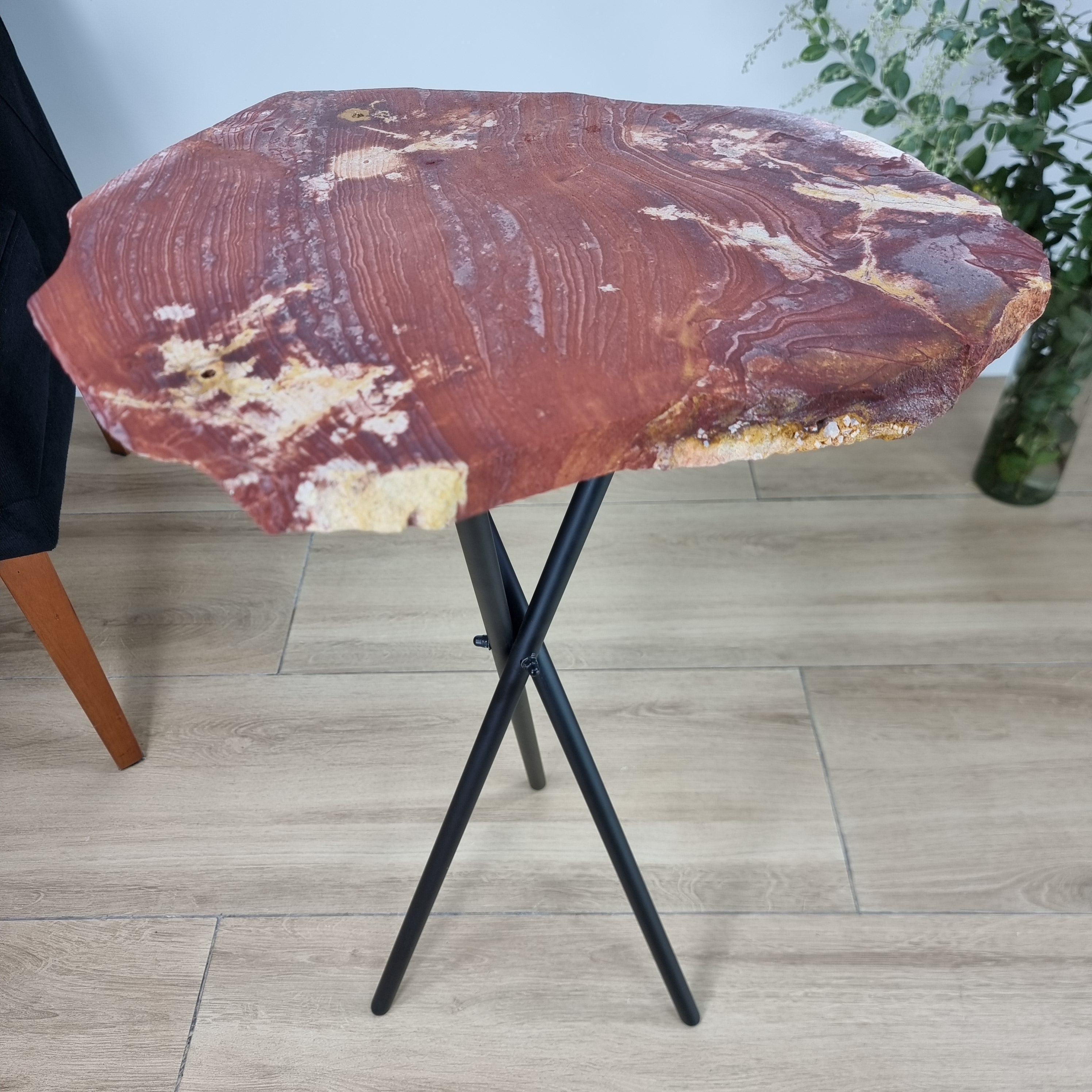 Mesa Lateral de JASPE ROJO Natural | Base Trípode Negra | Altura de 60 cm - Pieza Artesanal BR Crystals