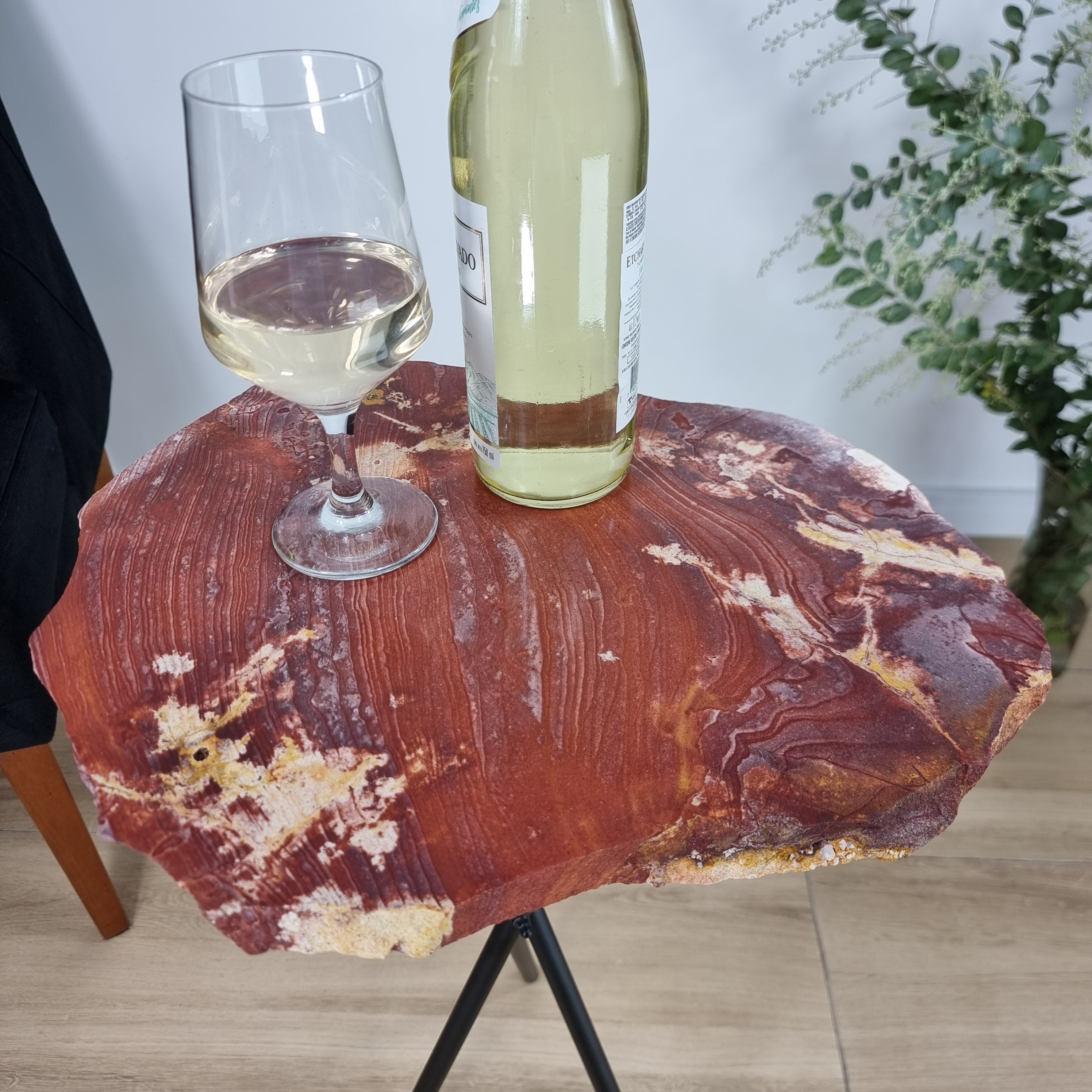 Mesa Lateral de JASPE ROJO Natural | Base Trípode Negra | Altura de 60 cm - Pieza Artesanal BR Crystals