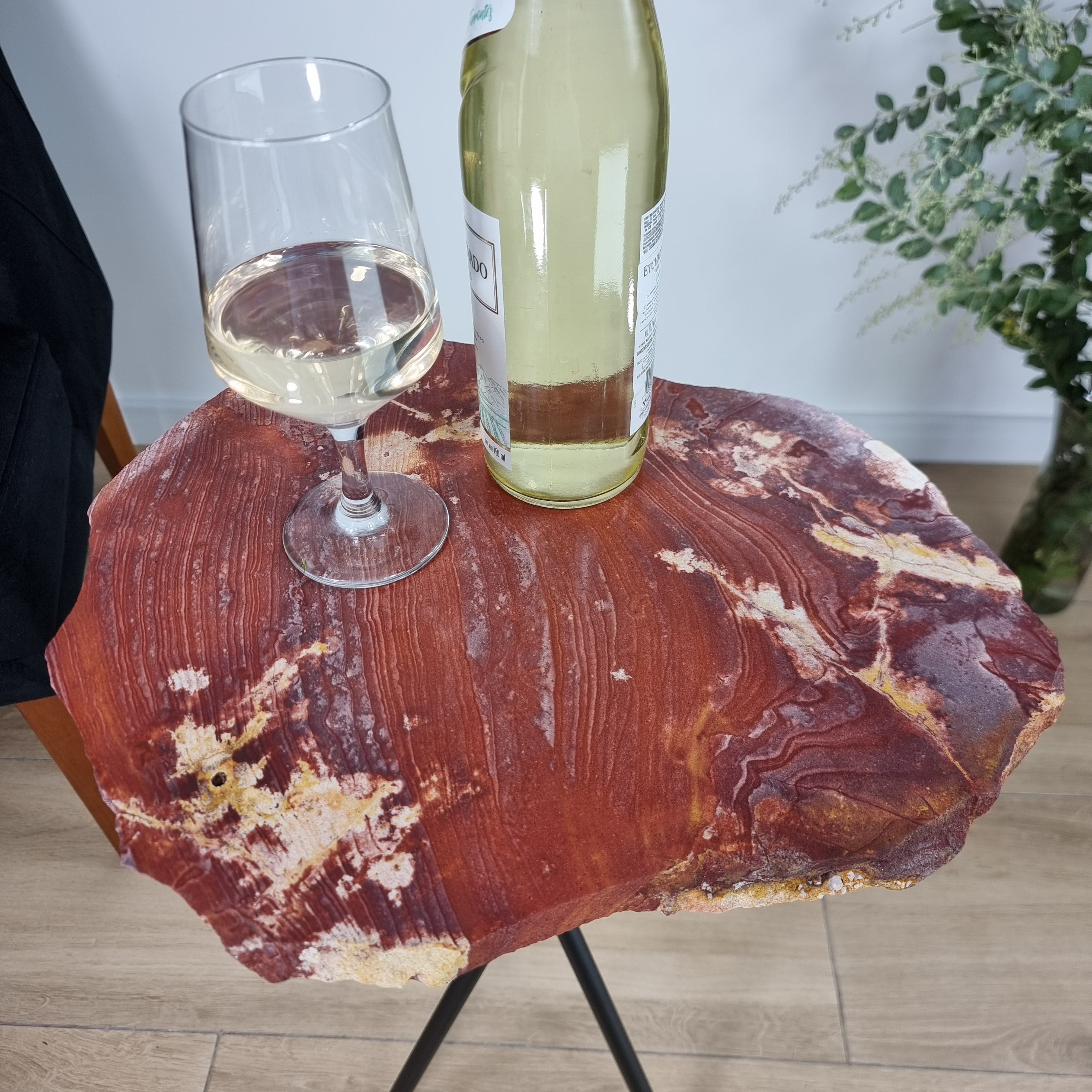 Mesa Lateral de JASPE ROJO Natural | Base Trípode Negra | Altura de 60 cm - Pieza Artesanal BR Crystals