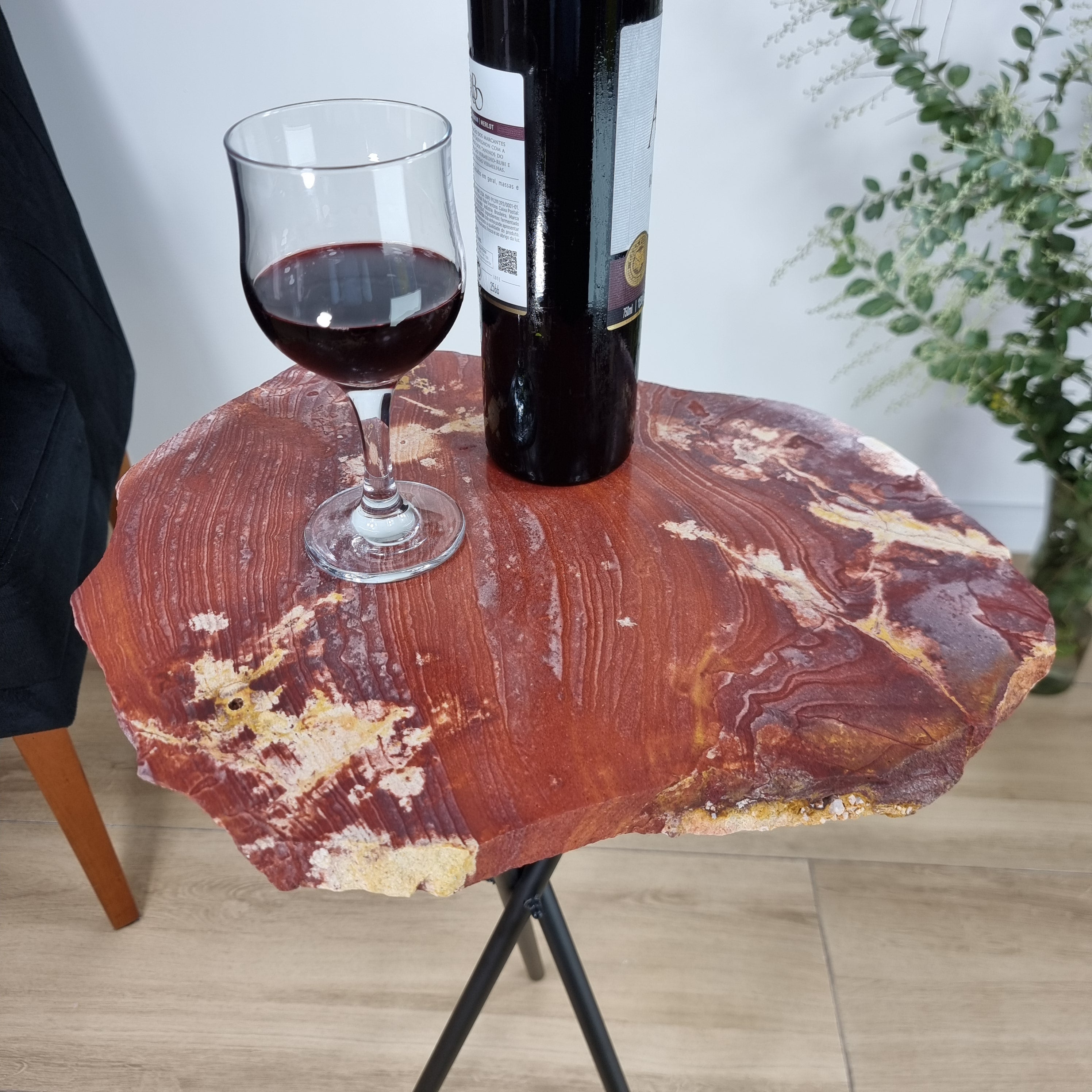 Mesa Lateral de JASPE ROJO Natural | Base Trípode Negra | Altura de 60 cm - Pieza Artesanal BR Crystals
