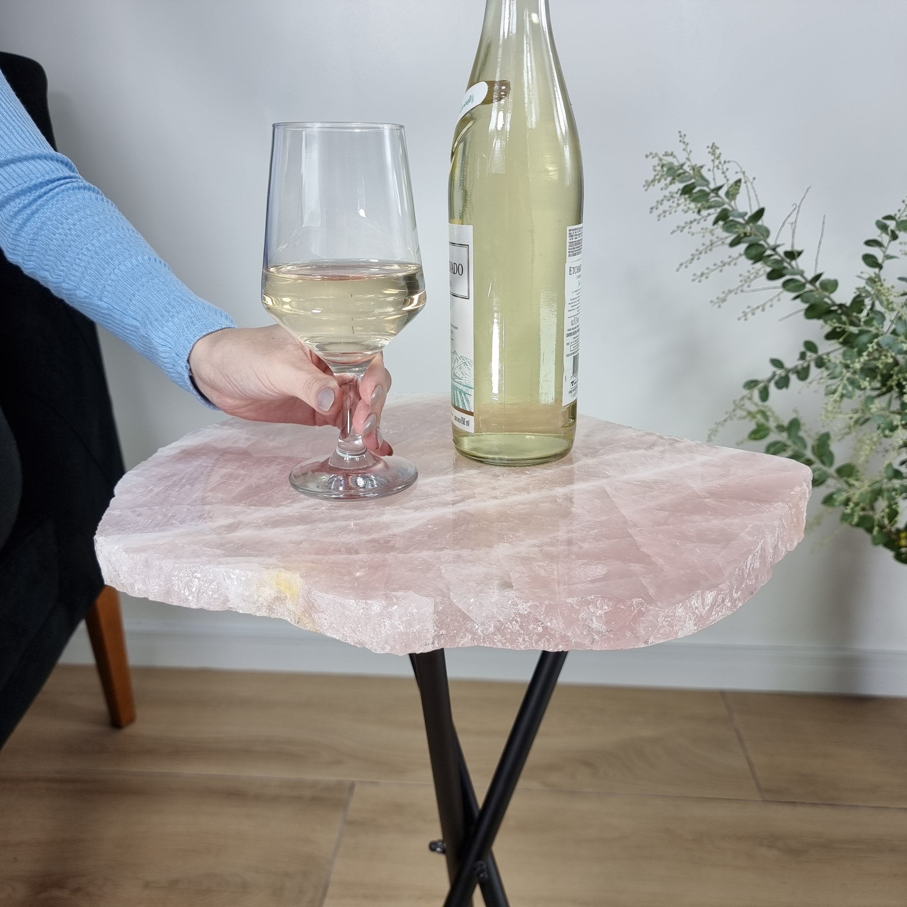Mesa auxiliar de CUARZO ROSA Naturales | Base trípode negra | Altura de 60 cm - Pieza artesanal BR Crystals