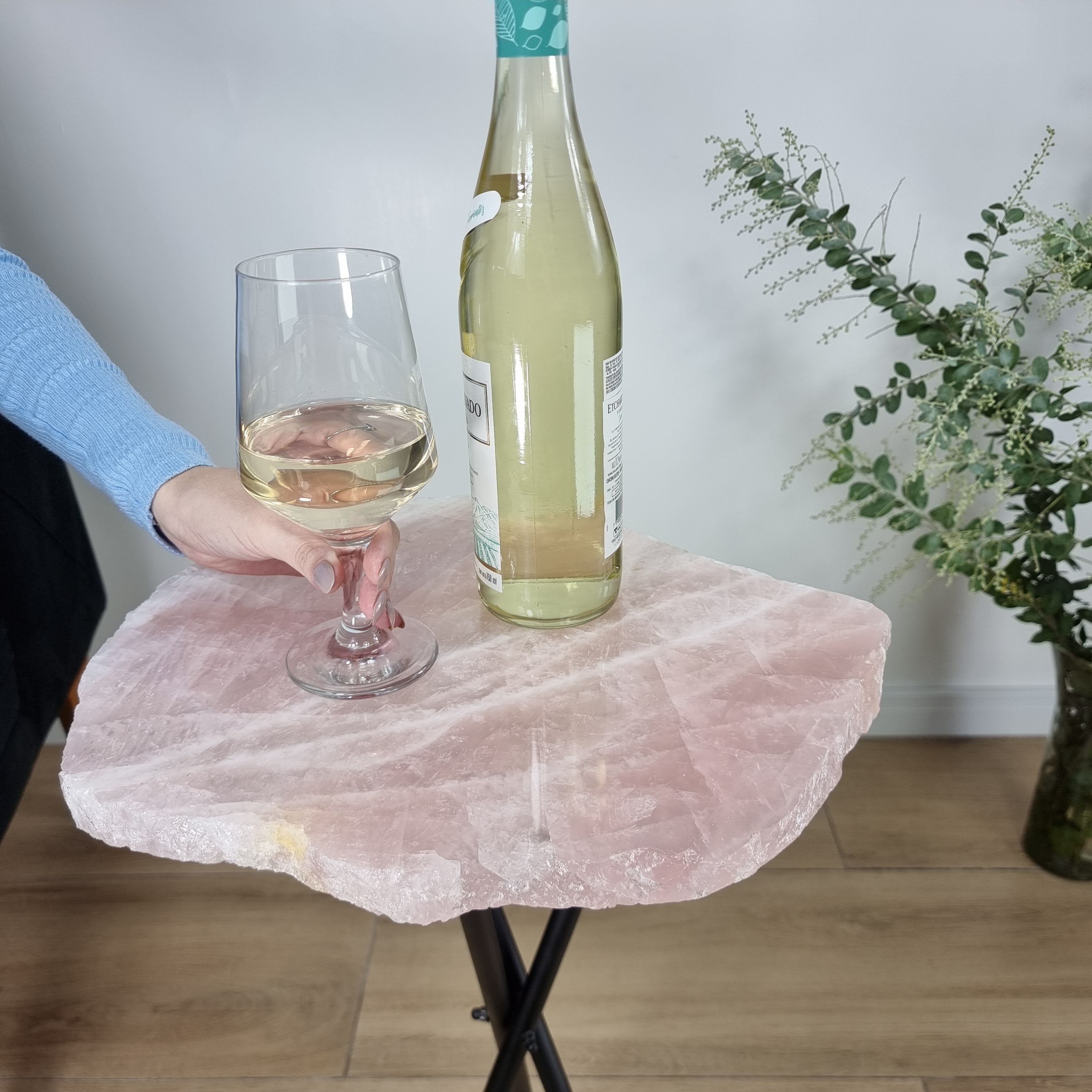 Mesa auxiliar de CUARZO ROSA Naturales | Base trípode negra | Altura de 60 cm - Pieza artesanal BR Crystals