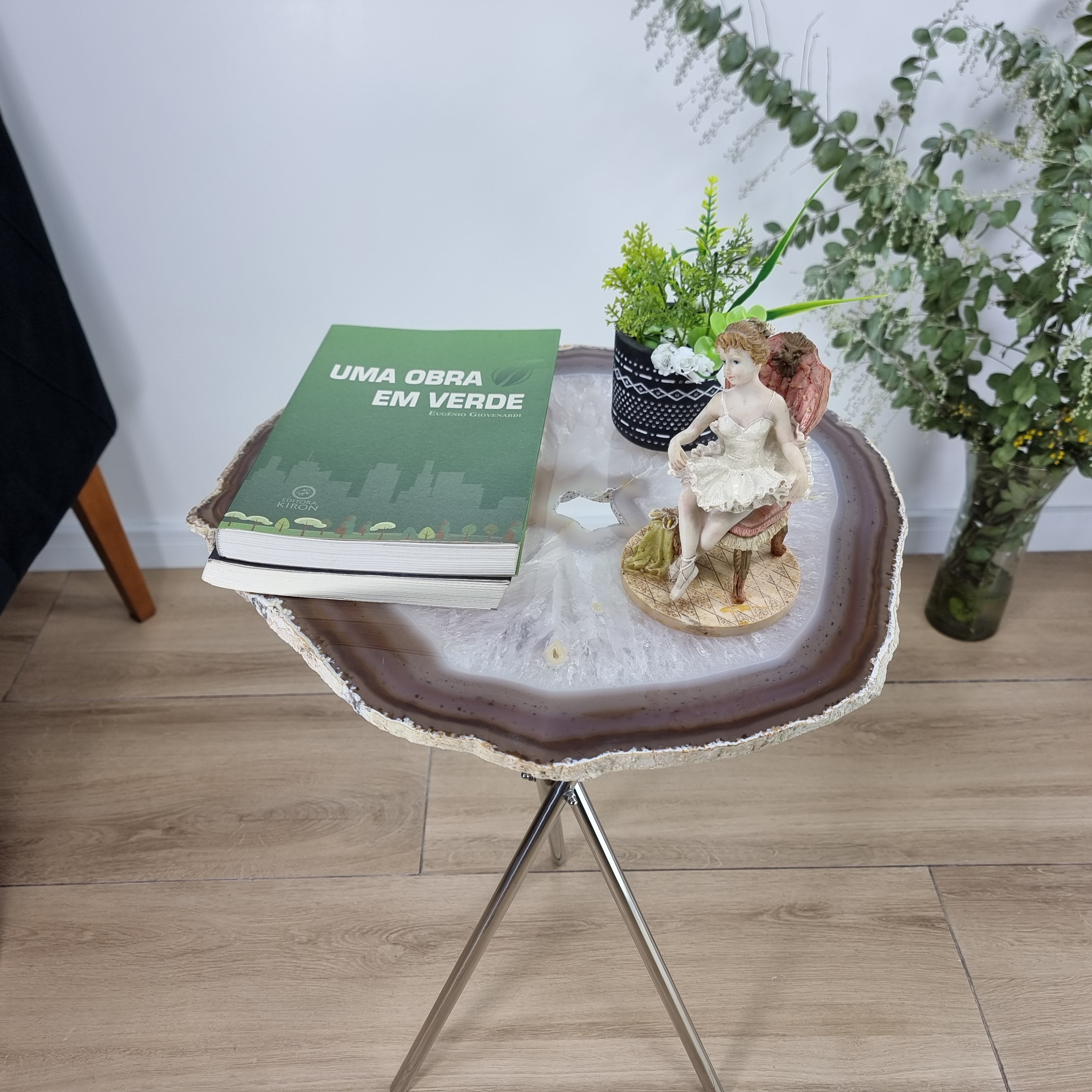 Mesa auxiliar de ágatas blancas naturales | Base trípode plateada | 60 cm de altura - Pieza artesanal BR Crystals
