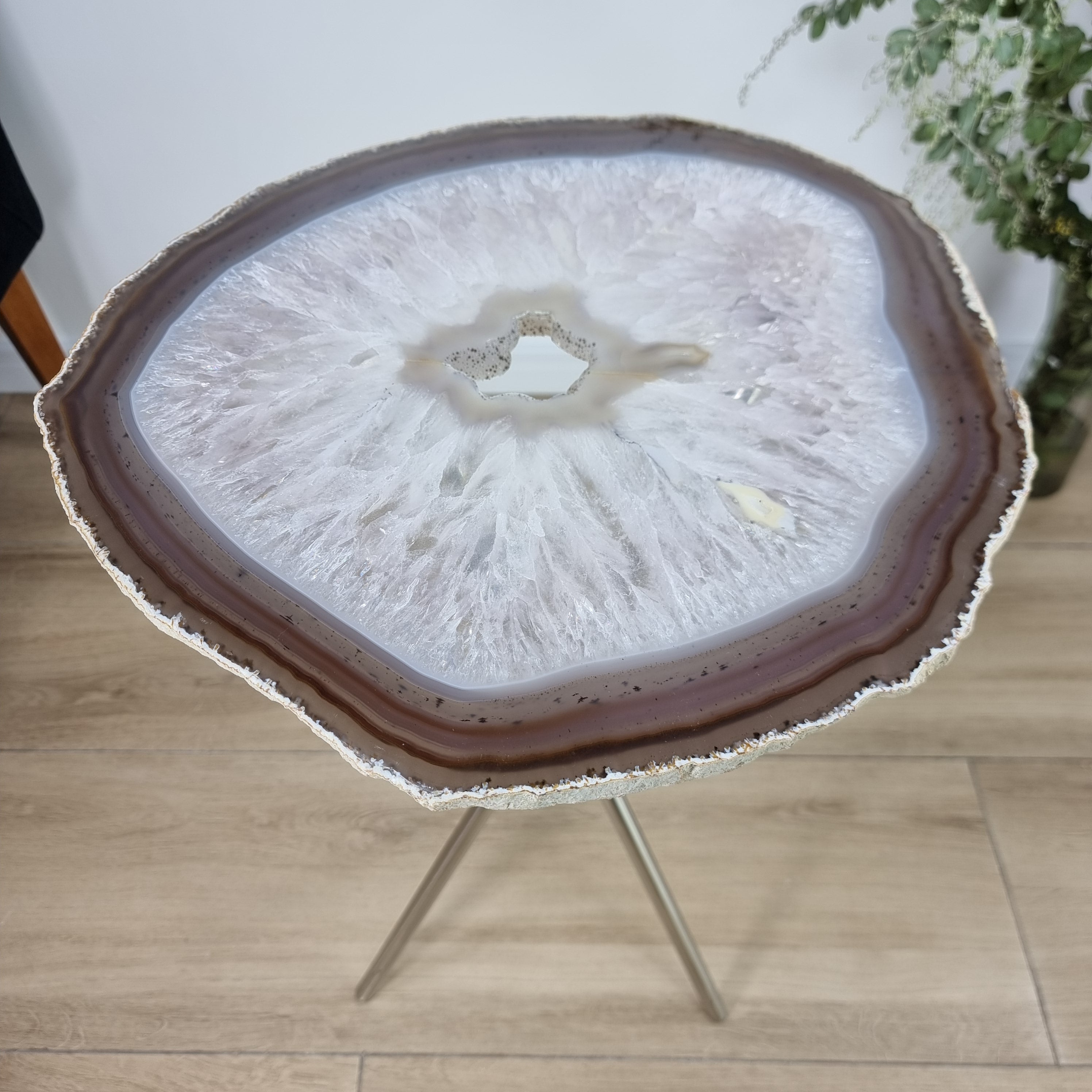 Mesa auxiliar de ágatas blancas naturales | Base trípode plateada | 60 cm de altura - Pieza artesanal BR Crystals