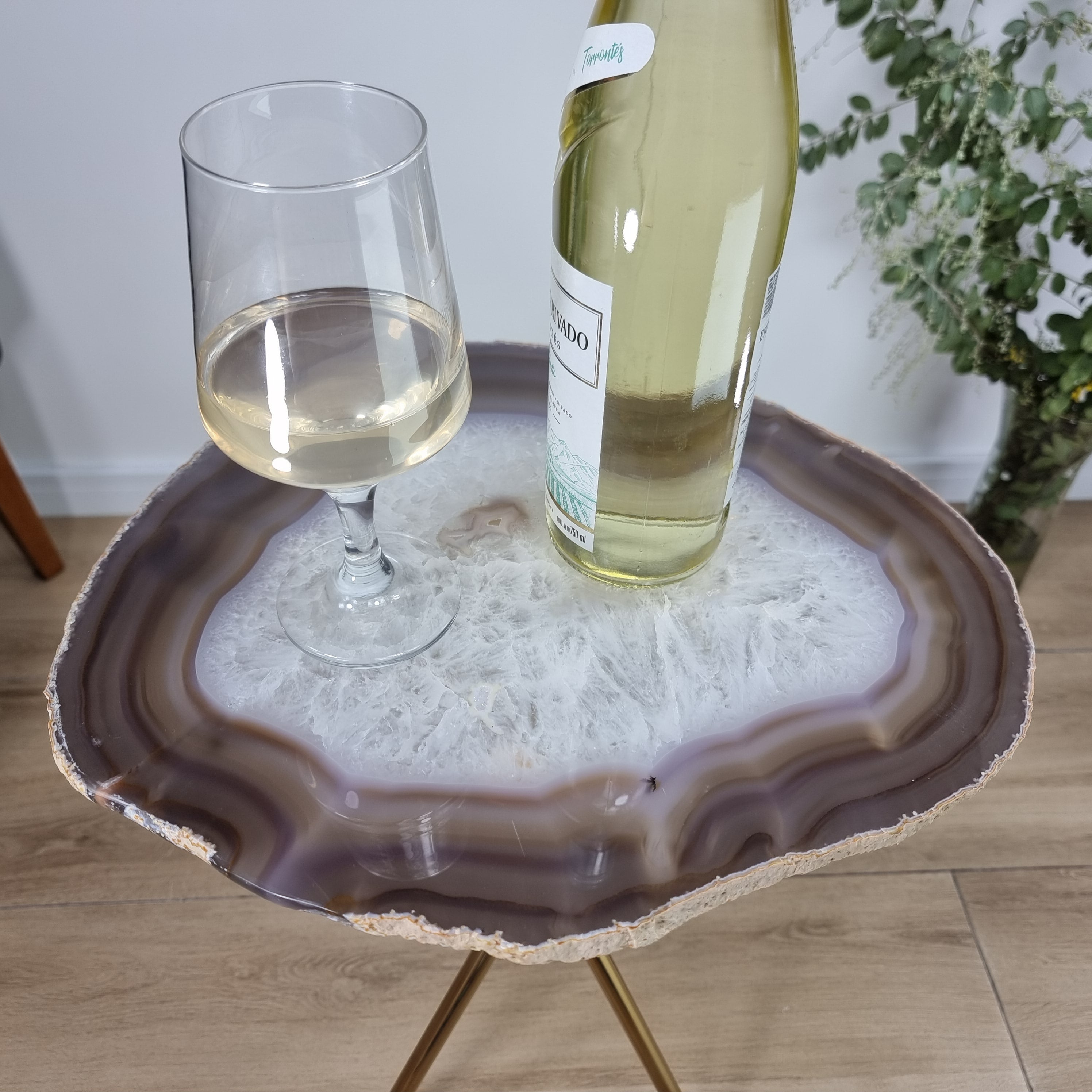 Mesa Lateral de Ágatas Blancas Especiales | Base Trípode de Latón Dorado | Altura de 60 cm - Pieza Artesanal BR Crystals