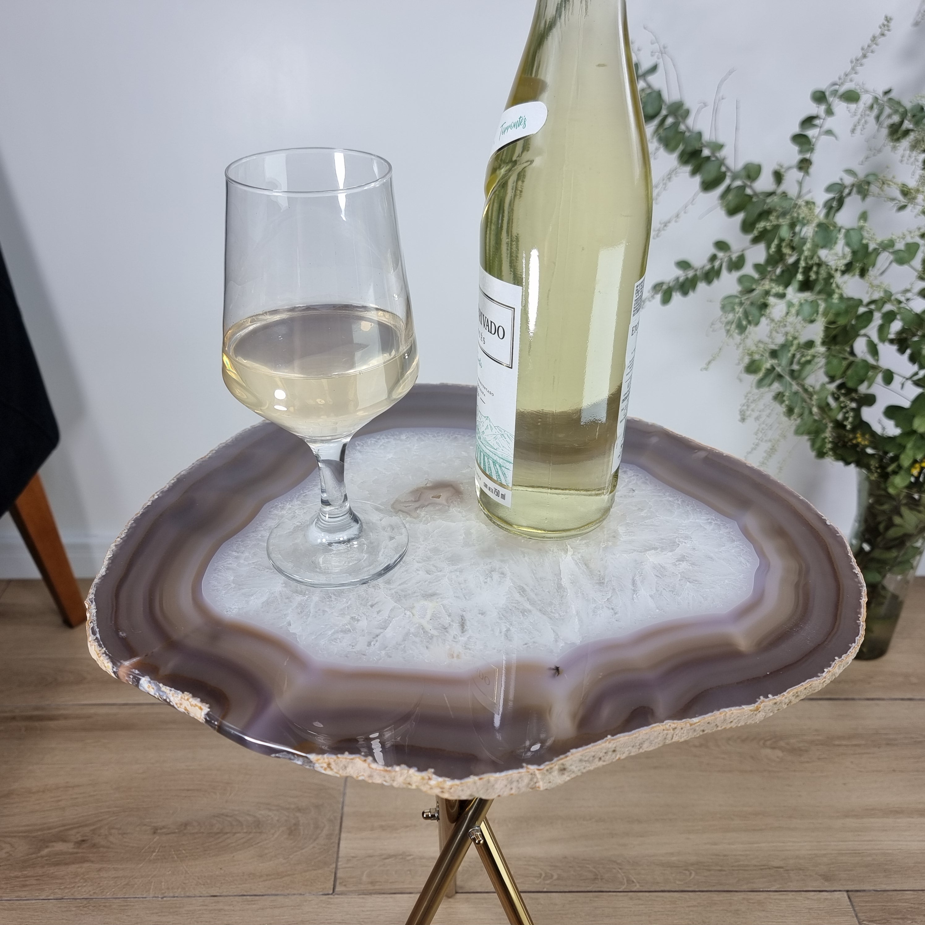Mesa Lateral de Ágatas Blancas Especiales | Base Trípode de Latón Dorado | Altura de 60 cm - Pieza Artesanal BR Crystals