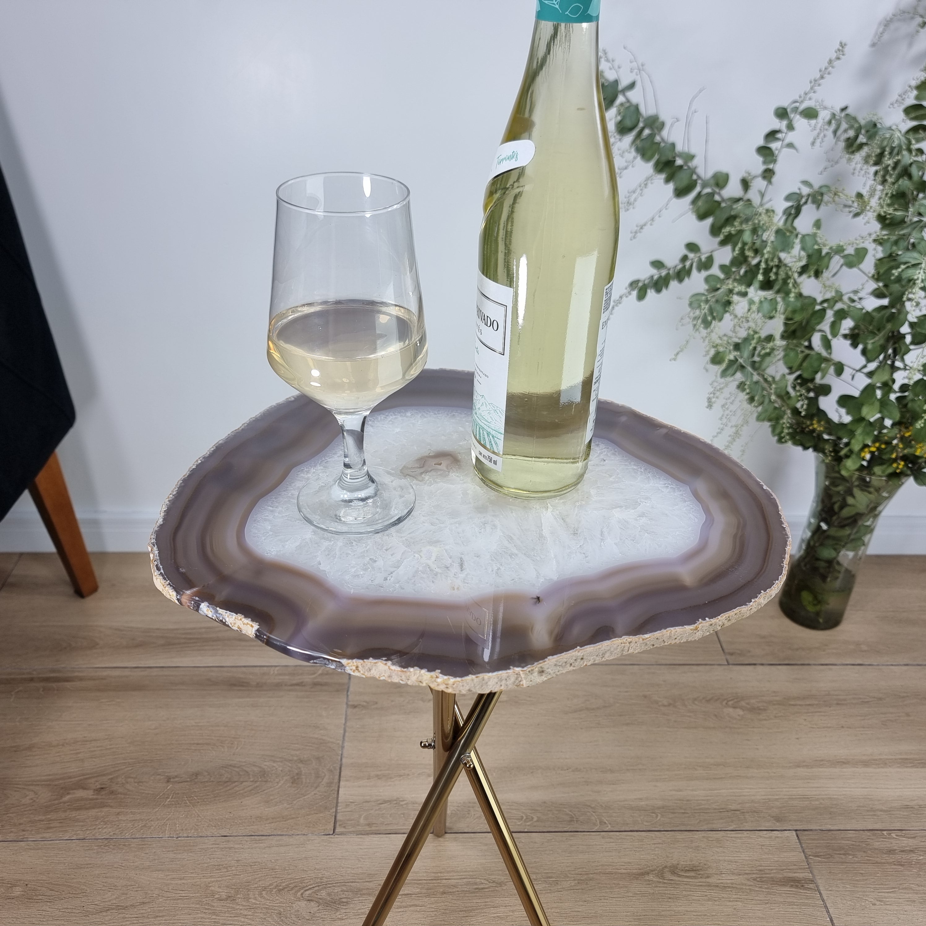 Mesa Lateral de Ágatas Blancas Especiales | Base Trípode de Latón Dorado | Altura de 60 cm - Pieza Artesanal BR Crystals