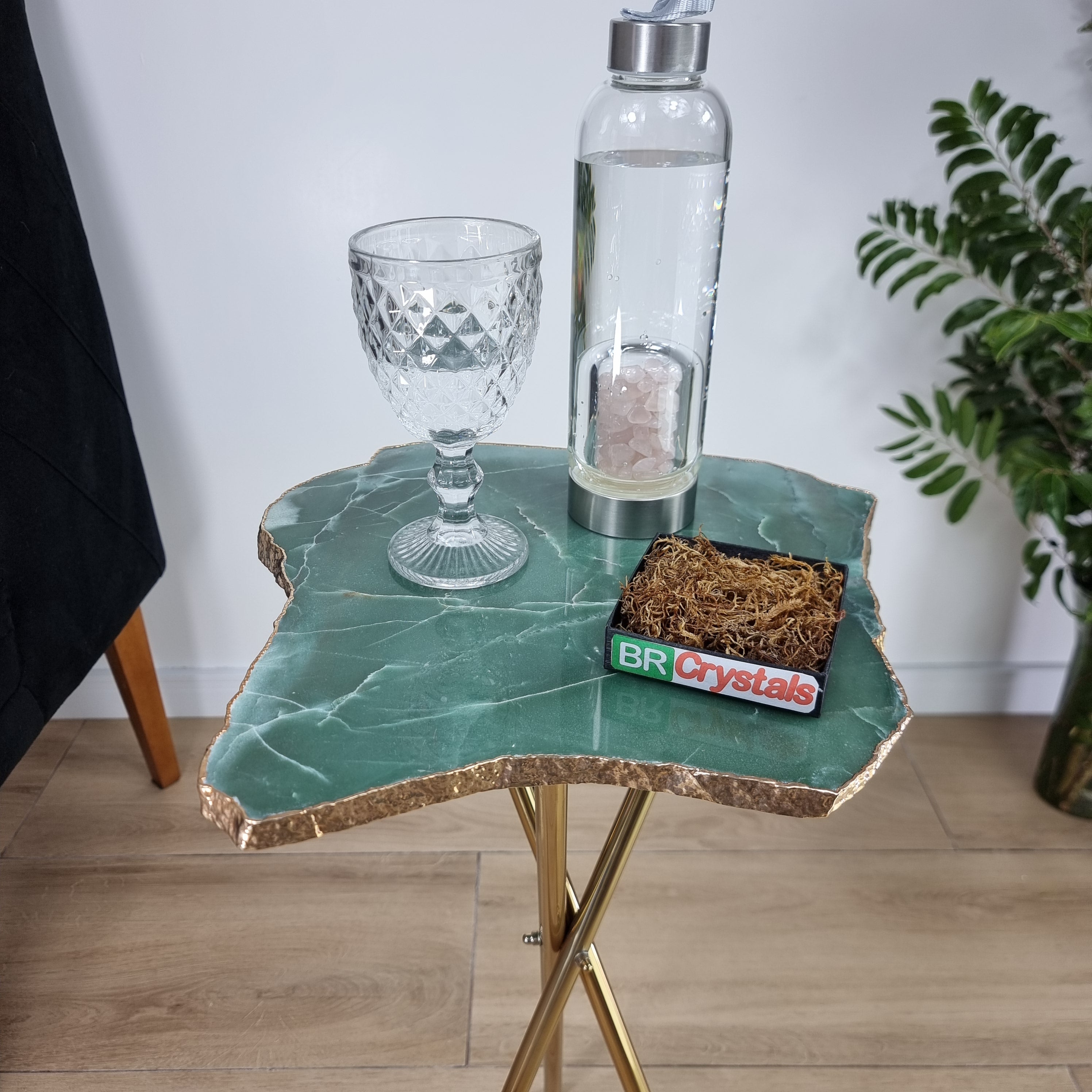 Mesa auxiliar de cuarzo verde con base dorada de 60 cm de alto, peso total 5 kg