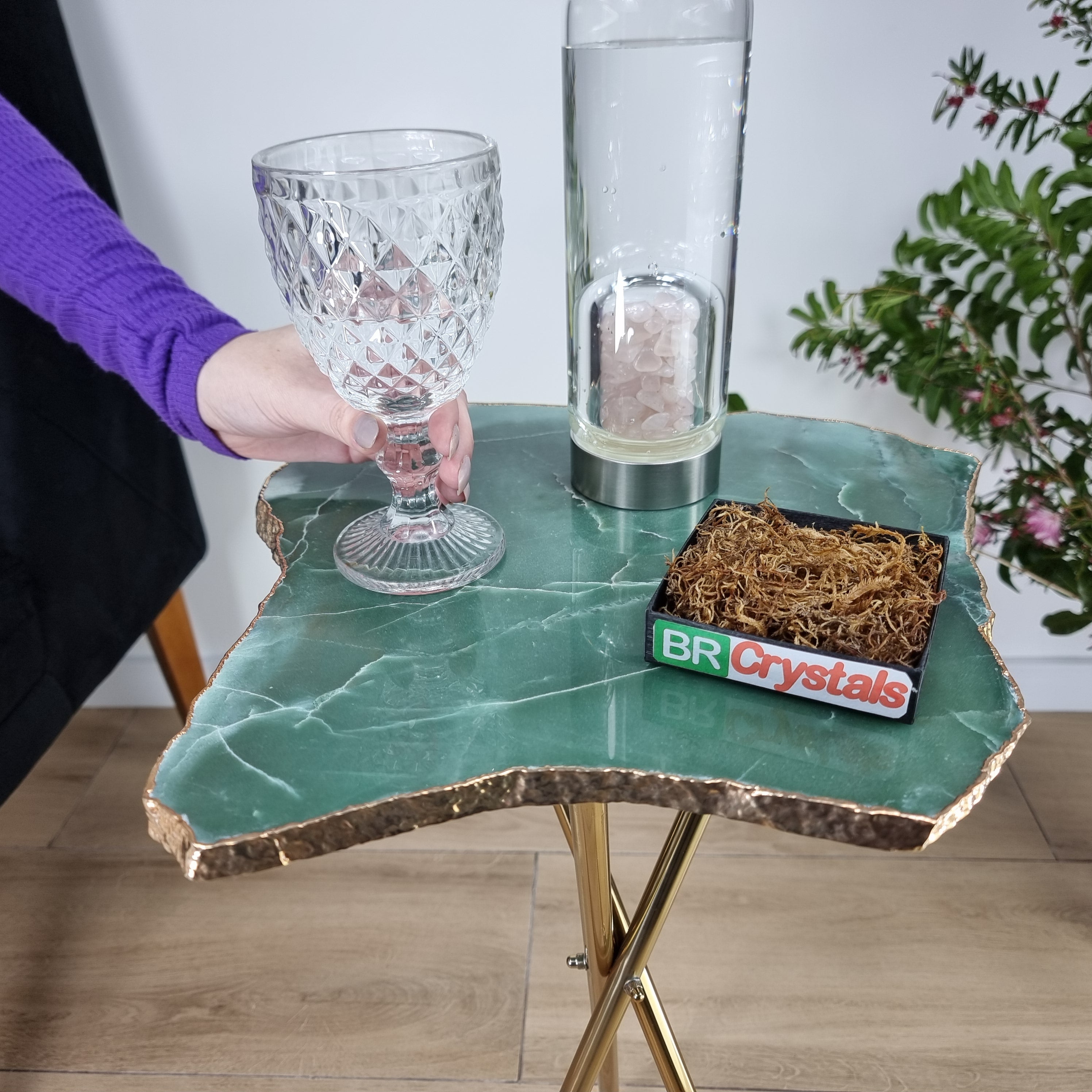 Mesa auxiliar de cuarzo verde con base dorada de 60 cm de alto, peso total 5 kg
