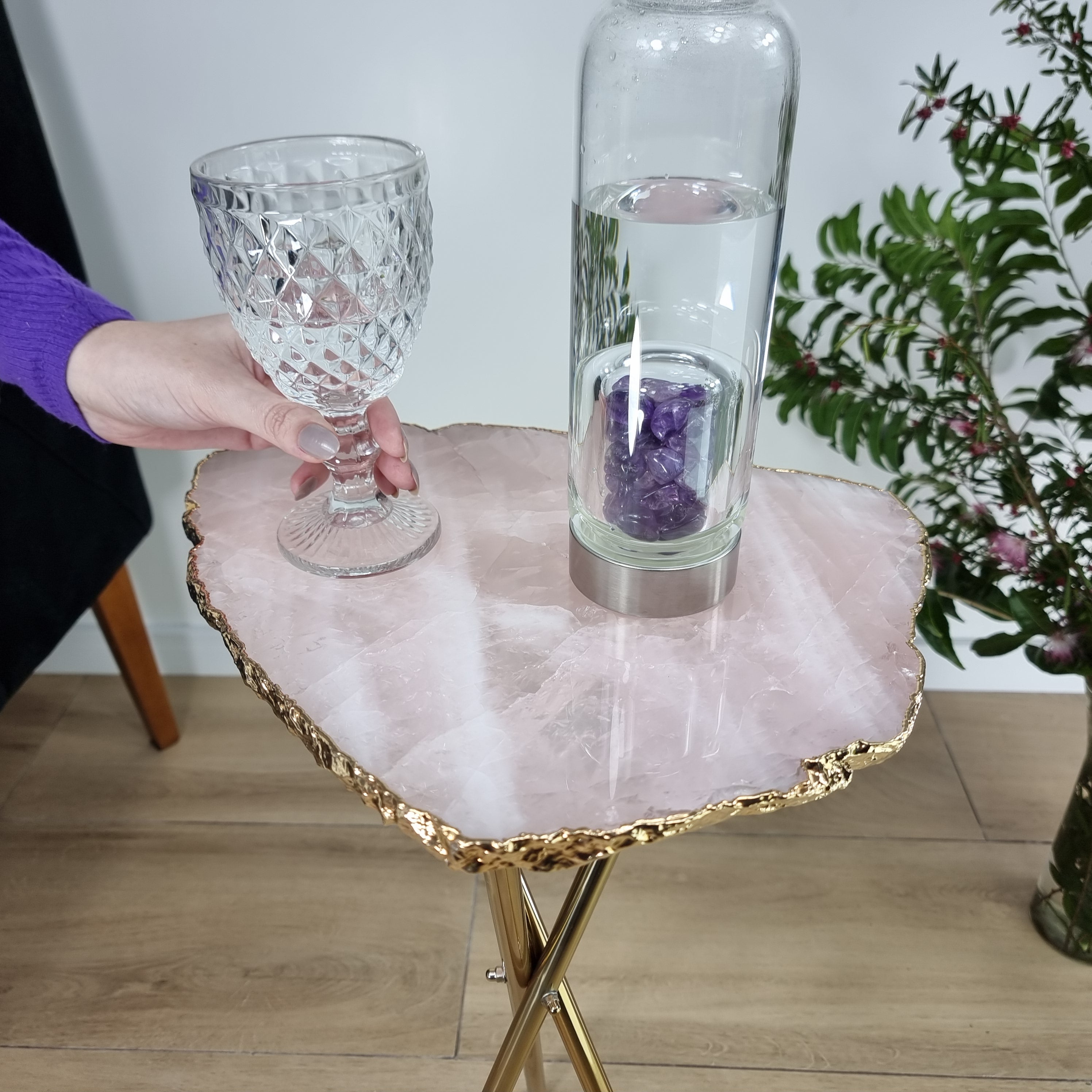 Mesa Auxiliar de CUARZO ROSA Natural | Base de Trípode de Latón Dorado | Altura de 60 cm - Pieza Artesanal BR Crystals