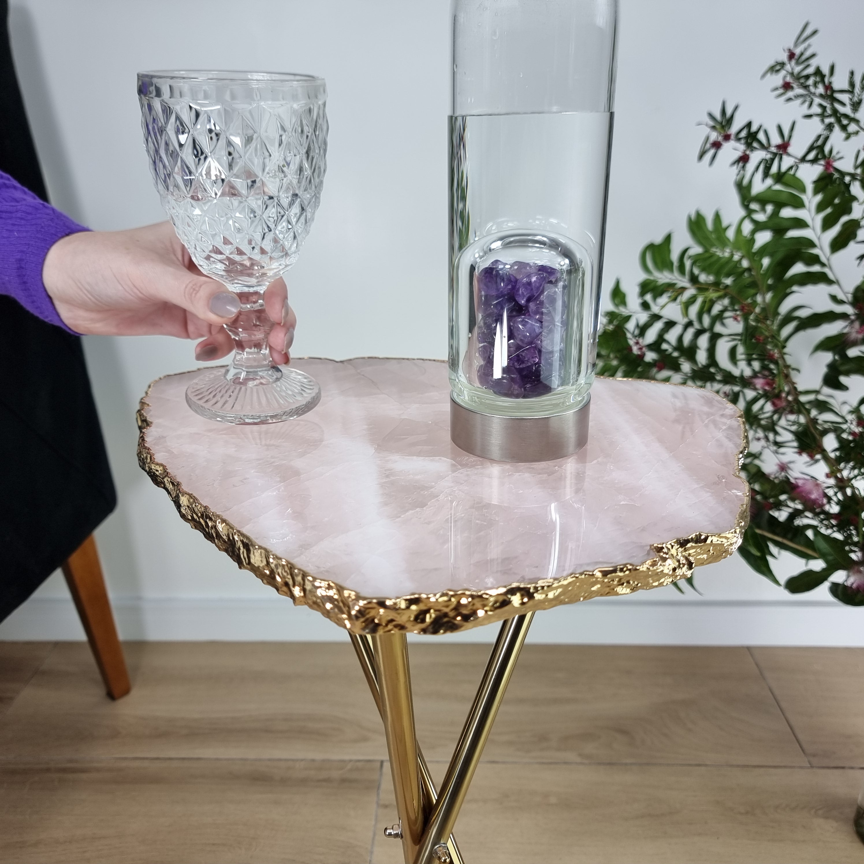 Mesa Auxiliar de CUARZO ROSA Natural | Base de Trípode de Latón Dorado | Altura de 60 cm - Pieza Artesanal BR Crystals