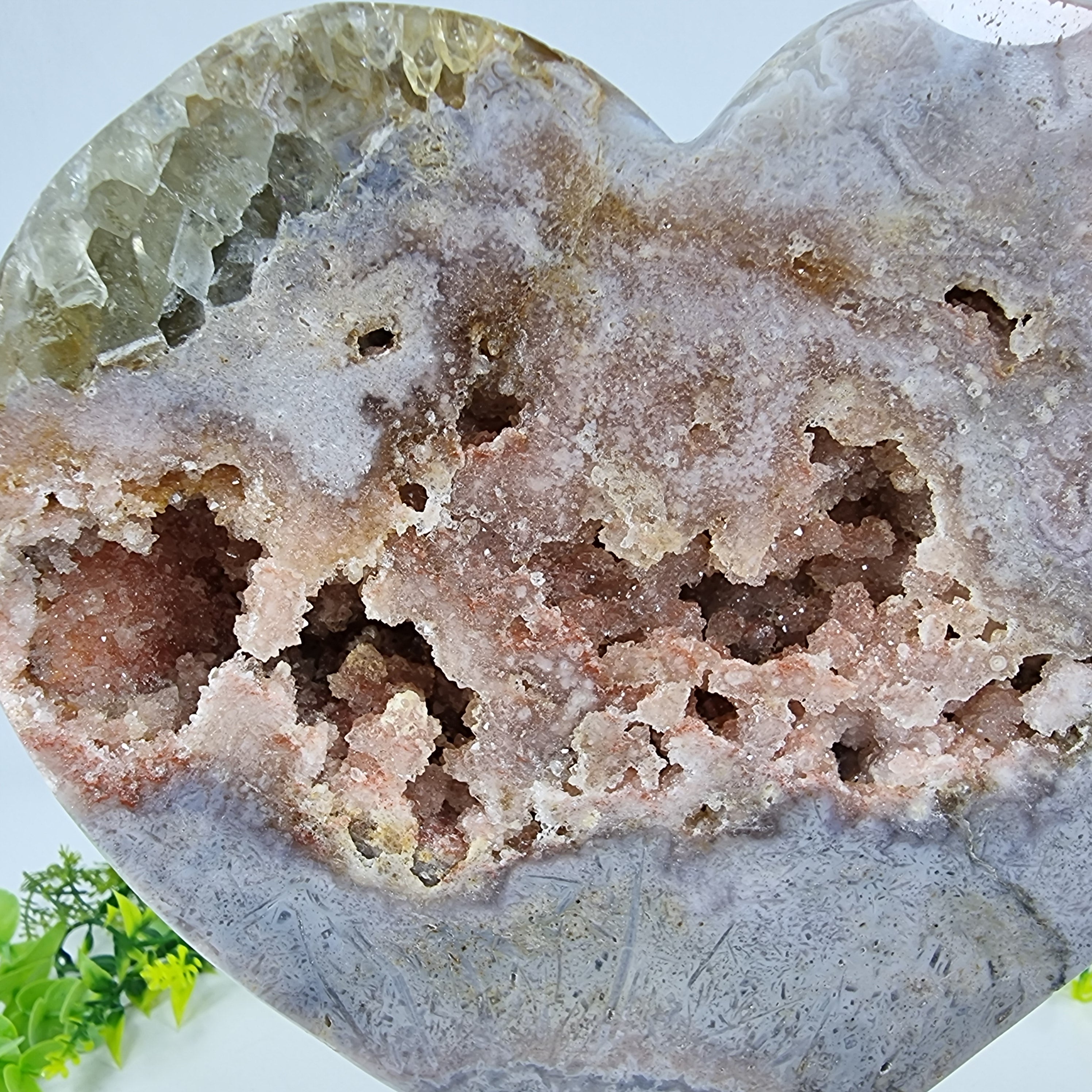 Corazón de Amatista Rosa | Base de hierro Negra | Peso 2,00 kgs, Altura 22 cm | Energía, Belleza y Sofisticación