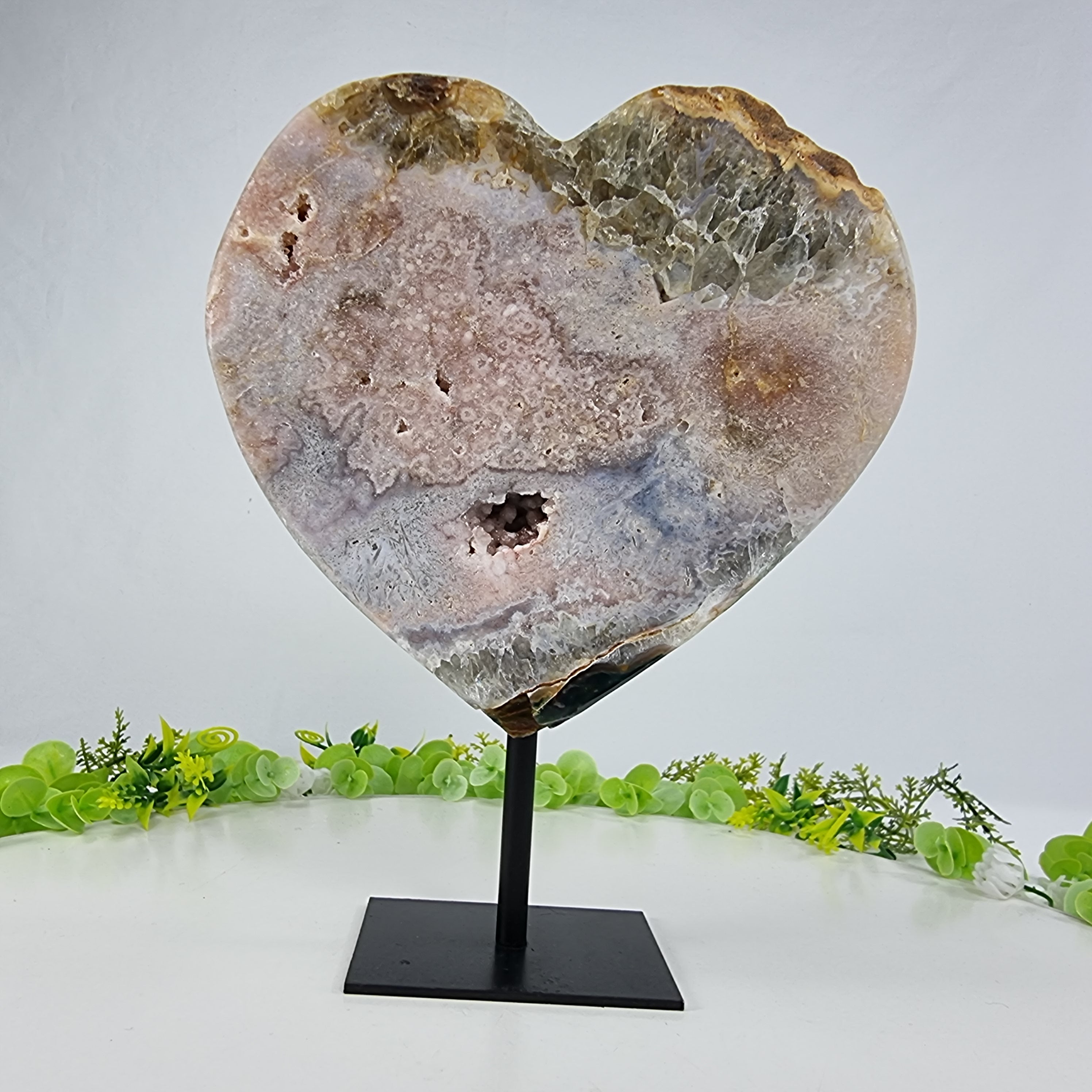 Corazón de Amatista Rosa | Base de hierro Negra | Peso 2,00 kgs, Altura 22 cm | Energía, Belleza y Sofisticación