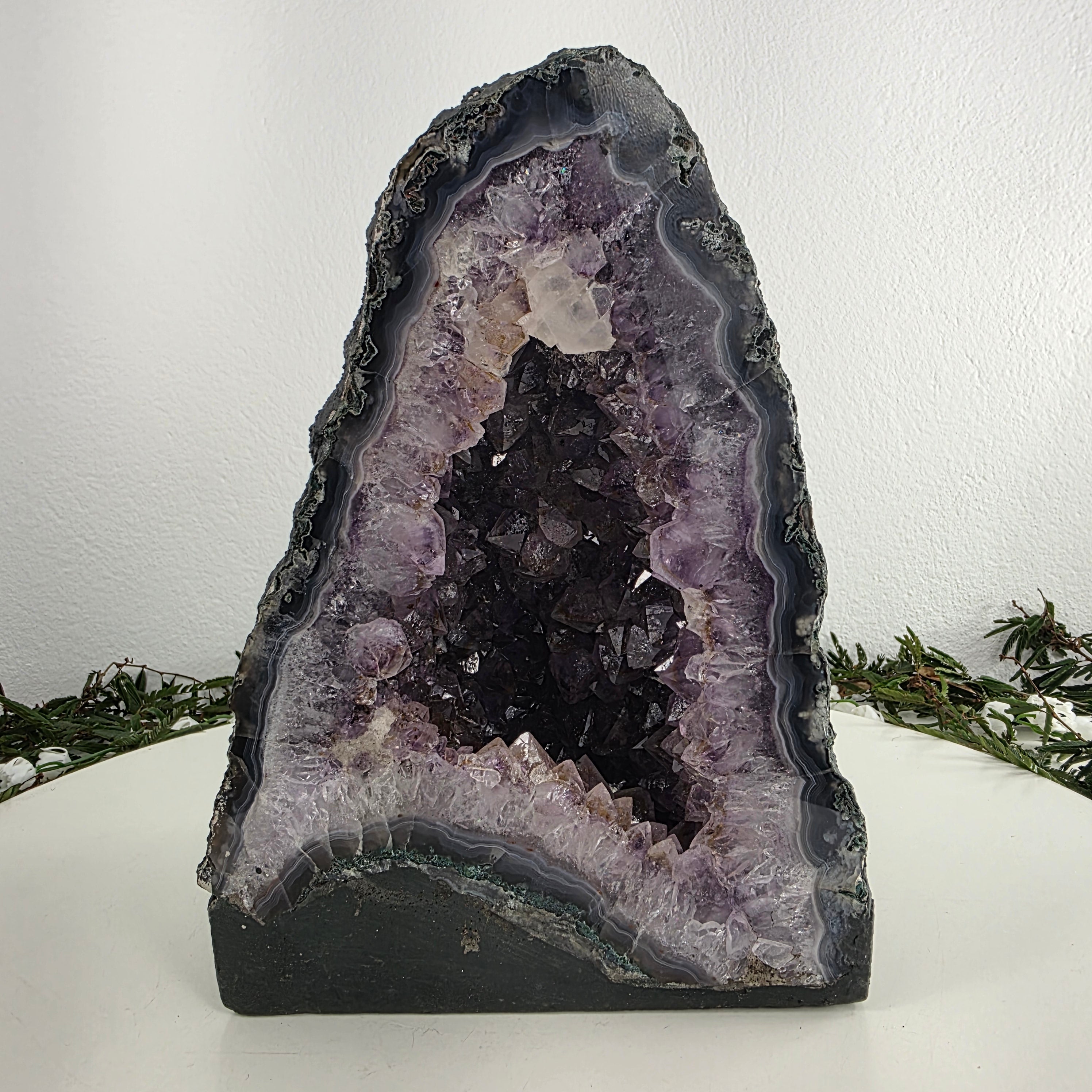 Capilla de Amatista Bruta Drusa - Geoda de Amatista 3,85 Kgs, Energía, Belleza y Sofisticación