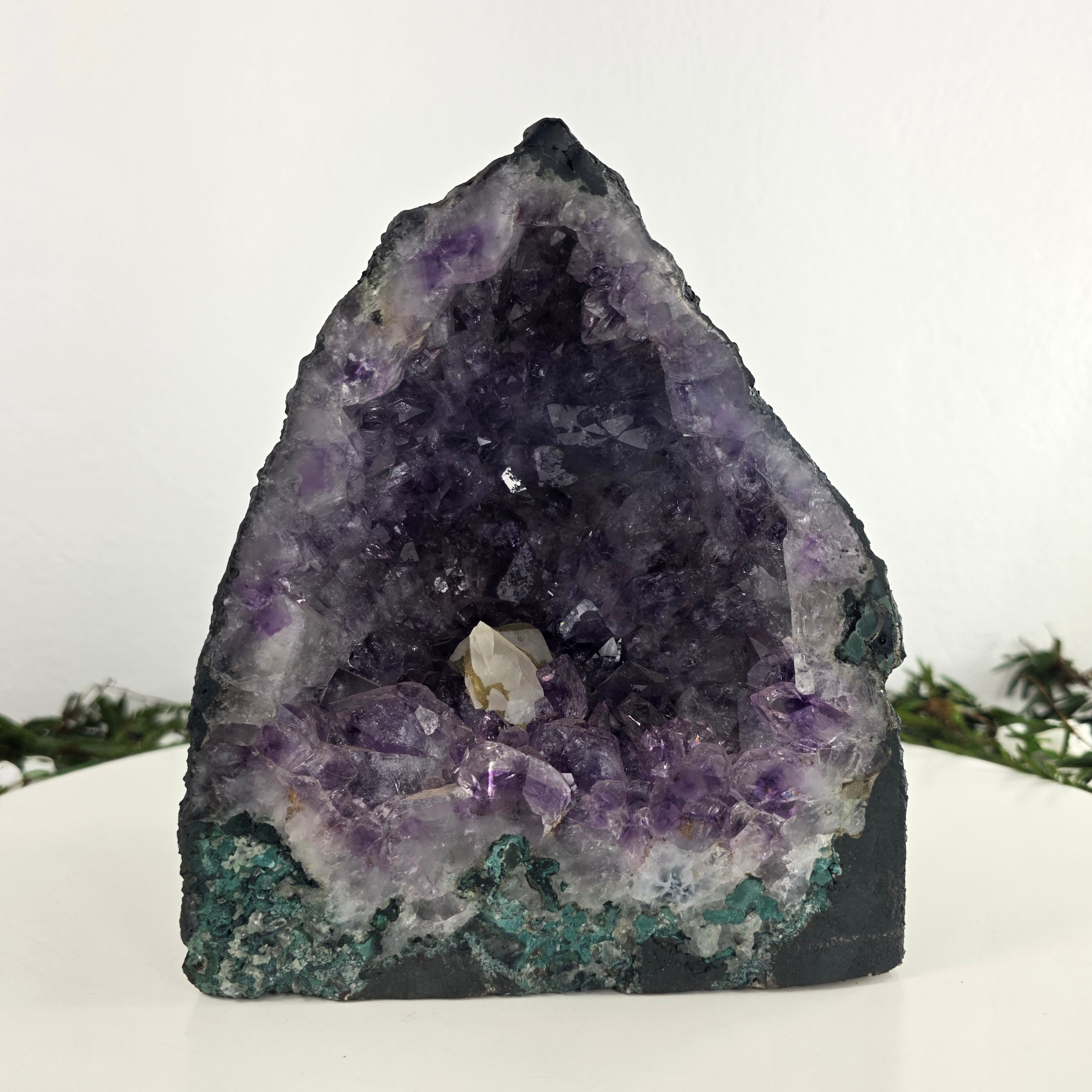 Capilla de Amatista Bruta Drusa - Geoda de Amatista 3,35 Kgs, Energía, Belleza y Sofisticación